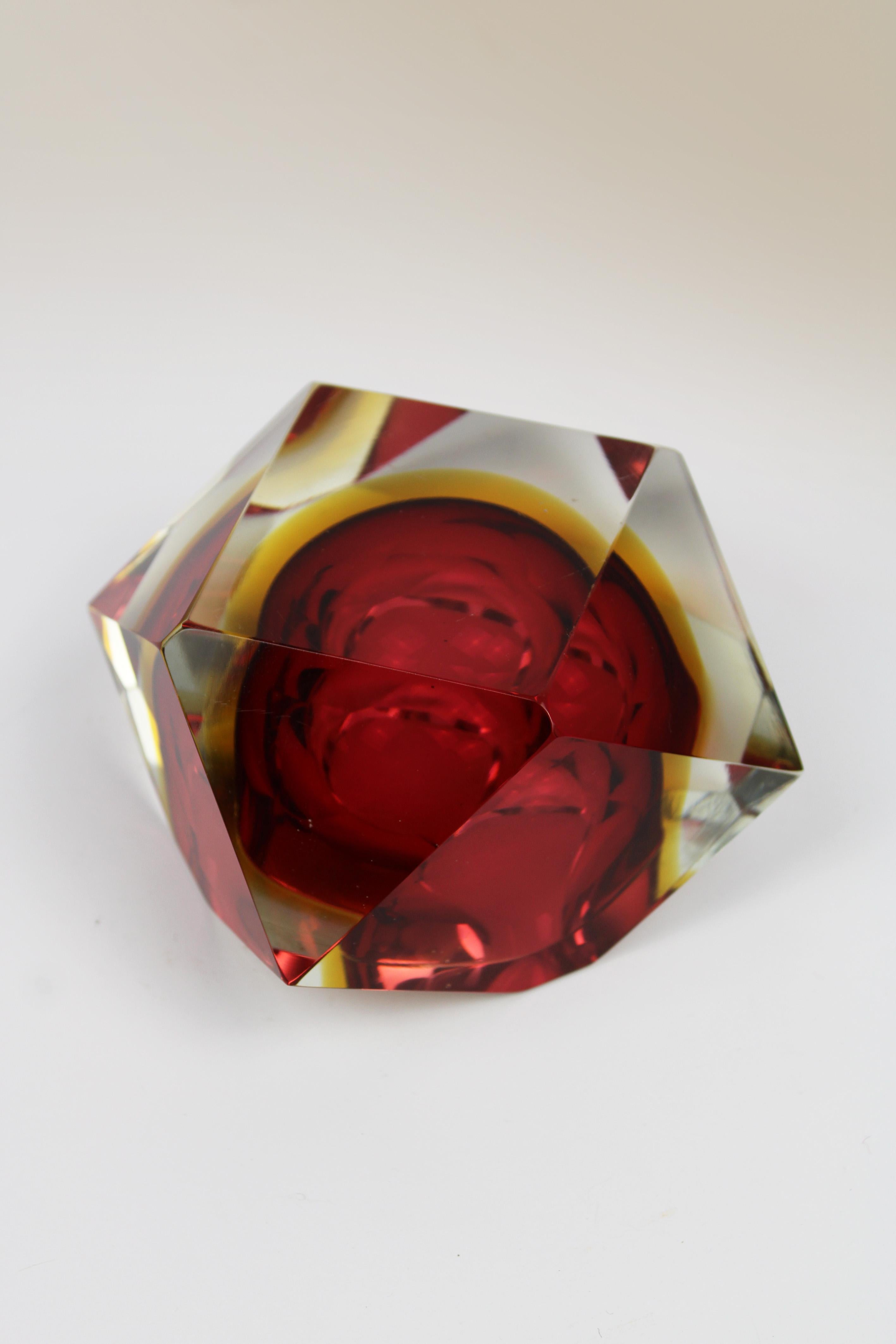 Flavio Poli Cenicero Murano Glass Sommerso Amarillo Rojo Tazón de cristal facetado Italia Años 60 Vidrio artístico en venta