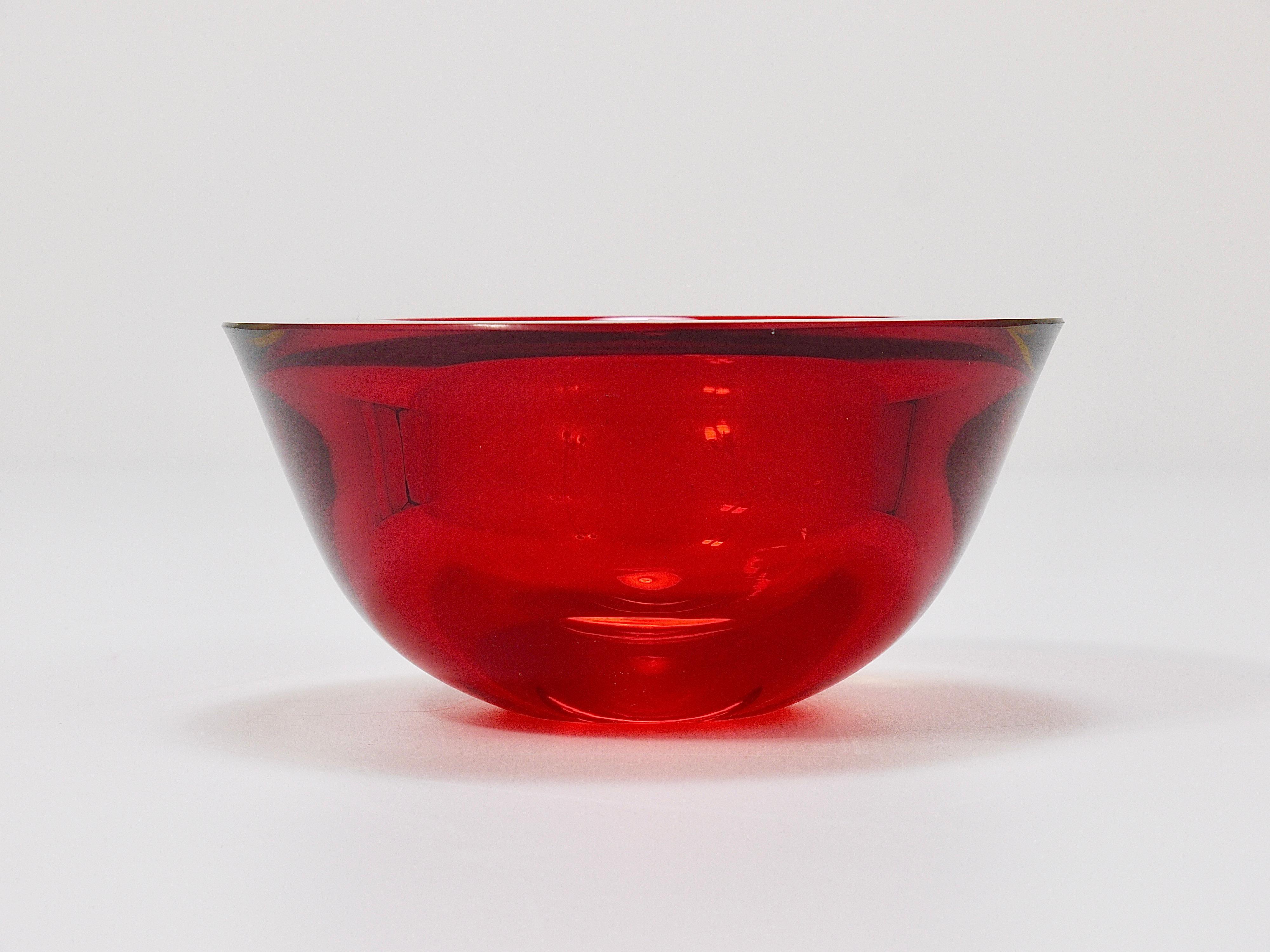 A beautiful Murano Sommerso technique art glass bowl from the 1960s, designed by Flavio Poli, hand-blown by Seguso Vetri d'Arte, Italy. A stunning and rich color combination of light-blue / turquoise, yellow and red layered art glass. A decorative