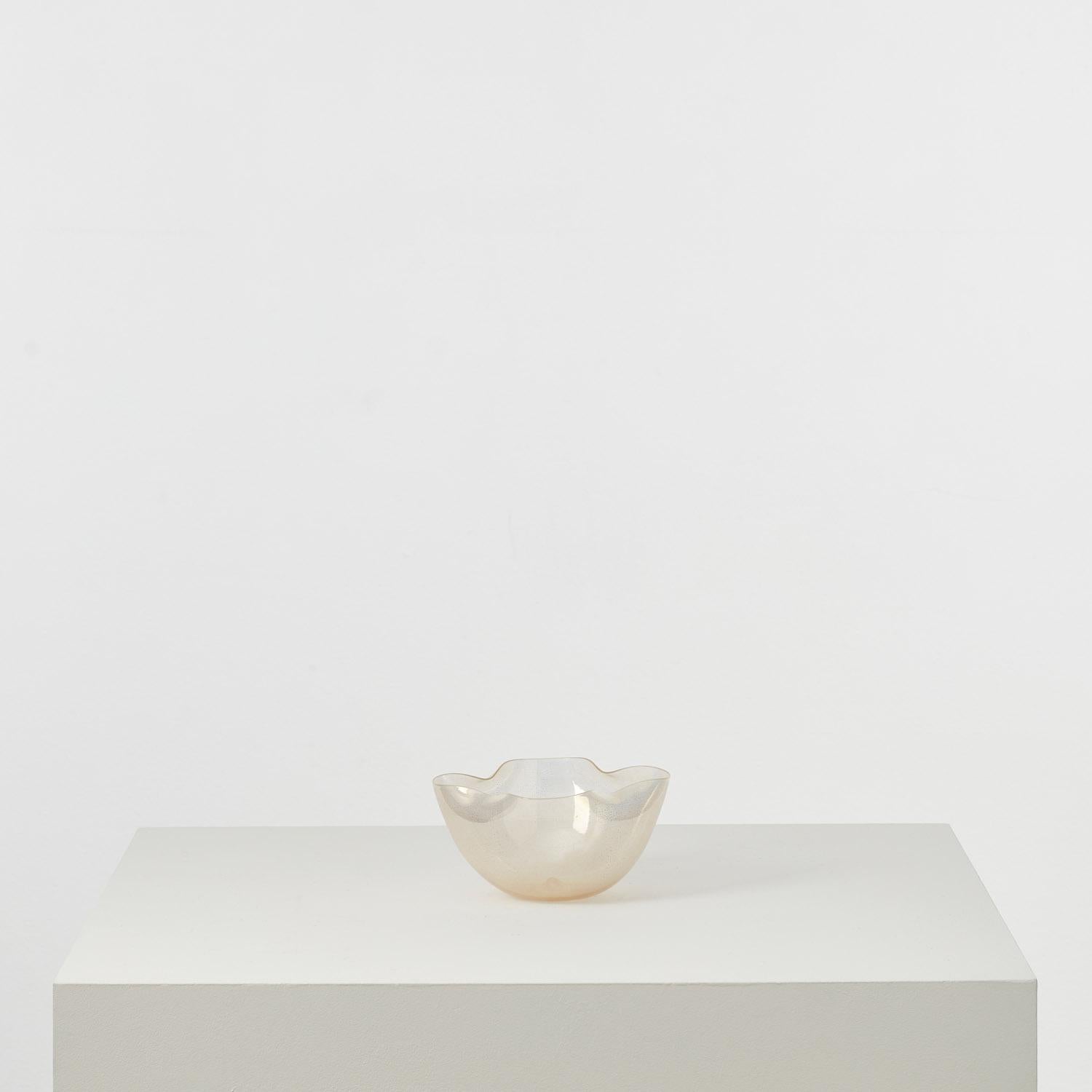 Un instinct presque préternaturel pour la verrerie a conduit l'artiste italien Flavio Poli (1900-1984) à la prestigieuse verrerie de Murano, Seguso Vetri d'Arte, où il a supervisé la conception pendant près de trente ans. Il a reçu l'un des premiers