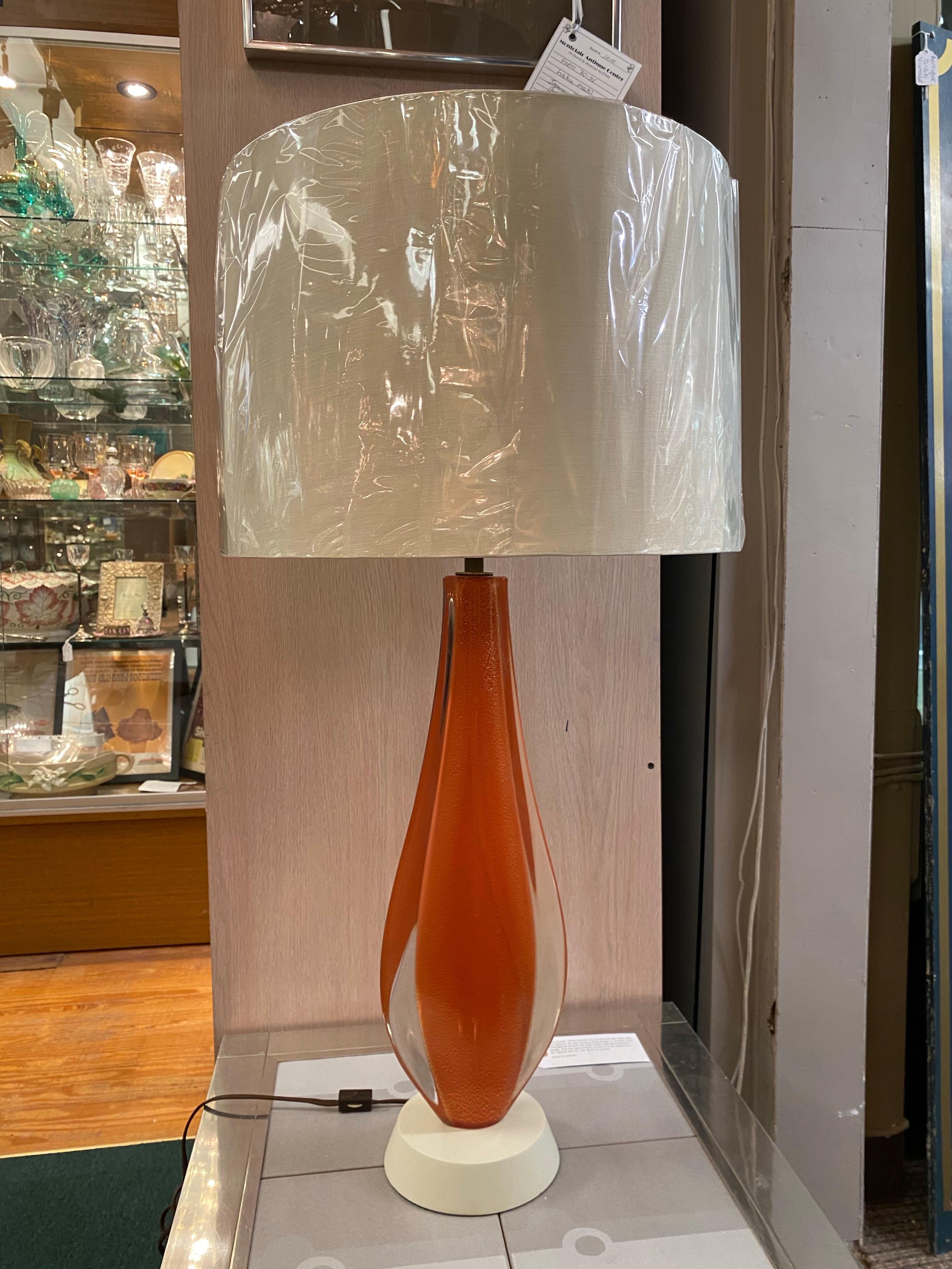 Eine hohe Tischleuchte aus den 1950er Jahren, entworfen von Flavio Poli für Seguso Vetri D'Arte in Murano, Italien.  Die tropfenförmige Glassäule ist in klarer Farbe mit Kakiorange und goldenen Flecken geschichtet. Diese Art von geblasenem Glas ist