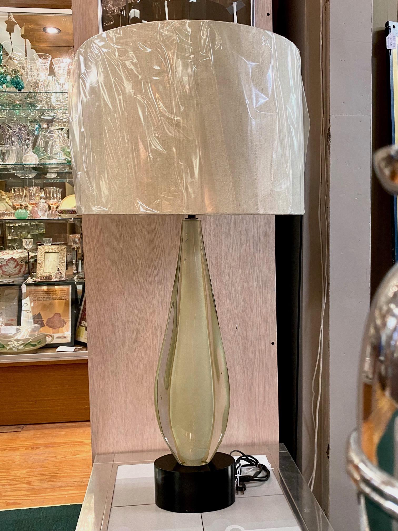 Eine hohe Tischleuchte aus den 1950er Jahren, entworfen von Flavio Poli für Seguso Vetri D'Arte in Murano, Italien.  Die tropfenförmige Glassäule ist in klarer und weißer Farbe mit goldenen Flecken geschichtet. Diese Art von geblasenem Glas ist als