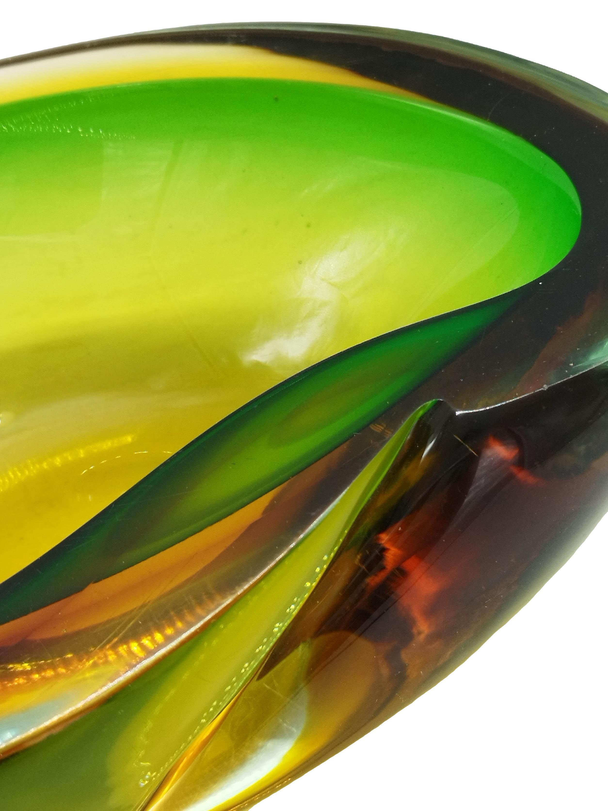 Flavio Poli for Seguso Green and Yellow Murano Glass Bowl, Italy, 1960s In Good Condition For Sale In Naples, IT