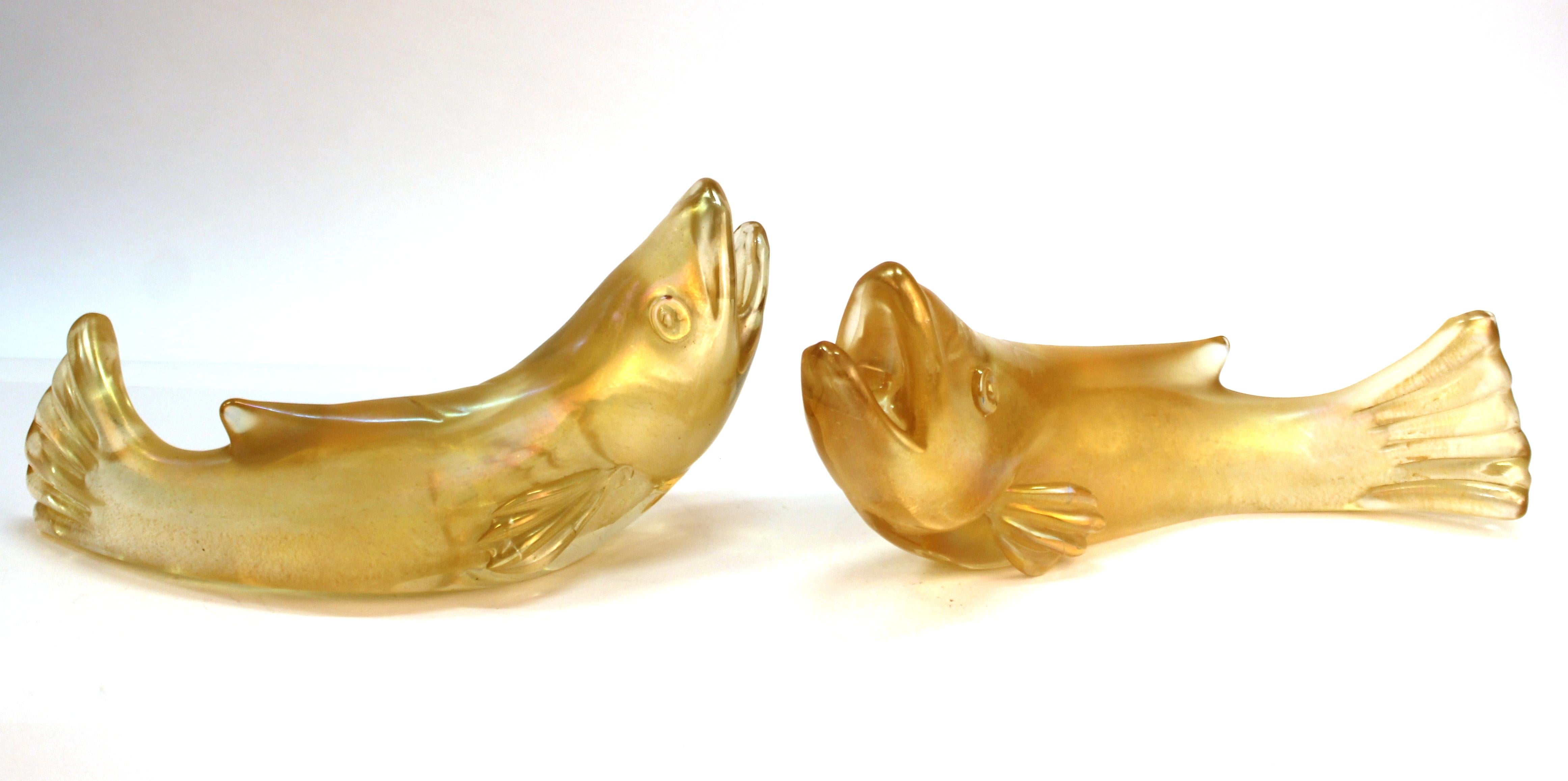 Mid-Century Modern pair of Italian Murano glass fish made by Flavio Poli for Seguso in bullicante glass with gold inclusions. The pair has 'Made In Italy' marks on the bottom and is in great vintage condition with age-appropriate wear.