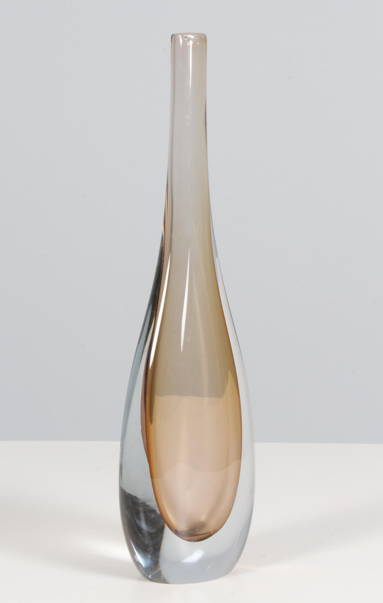 Dekorative Vase von Flavio Poli für Seguso Milano aus den 1960er Jahren. Das Produkt ist aus getauchtem Murano-Glas hergestellt.
