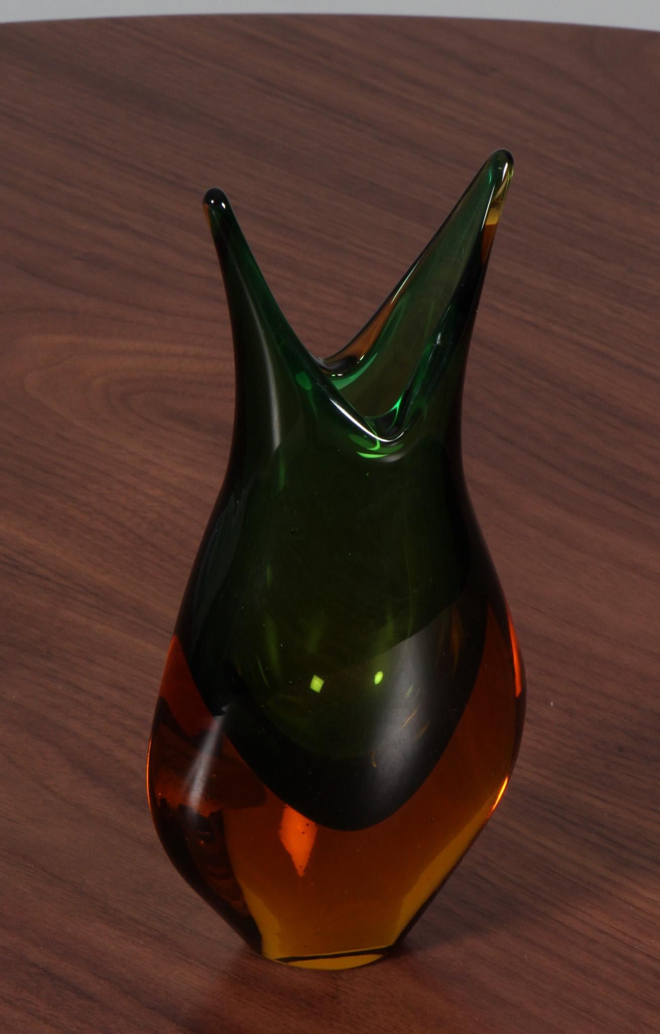 Vaso decorativo di Flavio Poli per Seguso Milano risalente agli anni '60. Il prodotto è realizzato in vetro di Murano sommerso.
