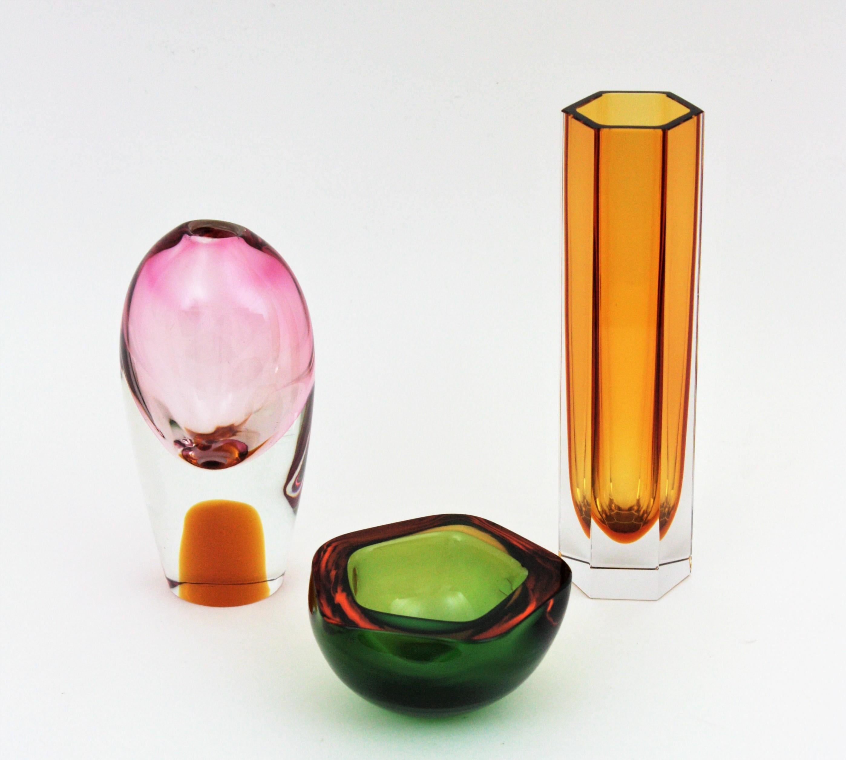 Amazing ovoid shaped hand blown Murano glass sommerso vase by Flavio Poli for Seguso Vetri d'Arte, Italy, 1950s.
This heavy sommerso block vase is made in pink and amber glass summerged into clear glass.
Lovely to be used as decorative vase,