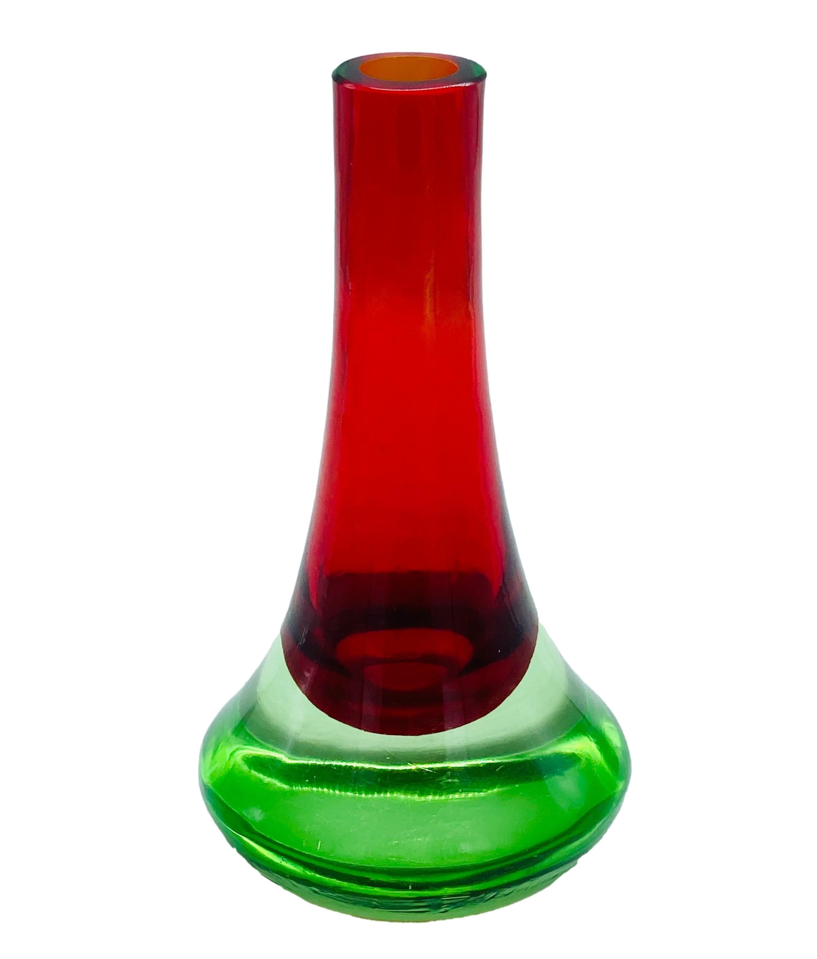 Beautiful single-flower vase with elongated neck in submerged glass in green and red, Seguso Vetri d'Arte, Flavio Poli, c. 1960.