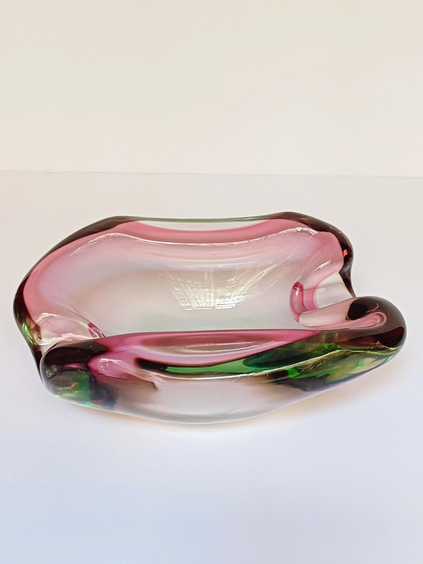 Exquisite Murano sommerso glass bowl by Venetian artist Flavio Poli. Created for Seguso Vetri d´Arte, this is a spectacular piece indeed, featuring an organicists design line and a beautiful very heavy and thick light colored glass that goes from