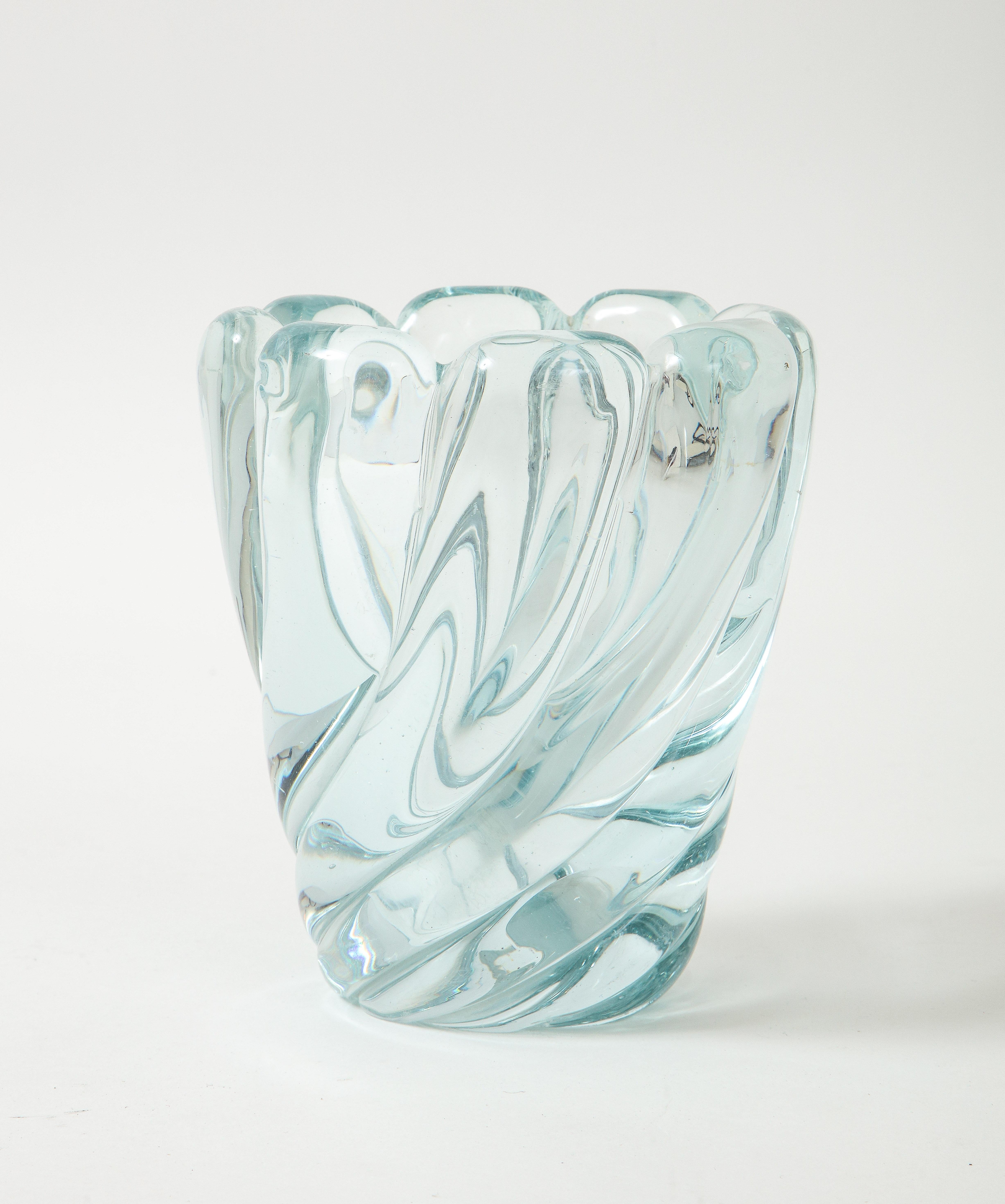 Seguso Vetri d'Arte elegante Glasvase Modell 7609, Italien, um 1942. Diese Vase aus mundgeblasenem Muranoglas wurde mit der Cordonato-Ritorto-Technik hergestellt, bei der geripptes Glas in einem subtilen, schönen Hellblau- oder Aquaton-Ton sanft