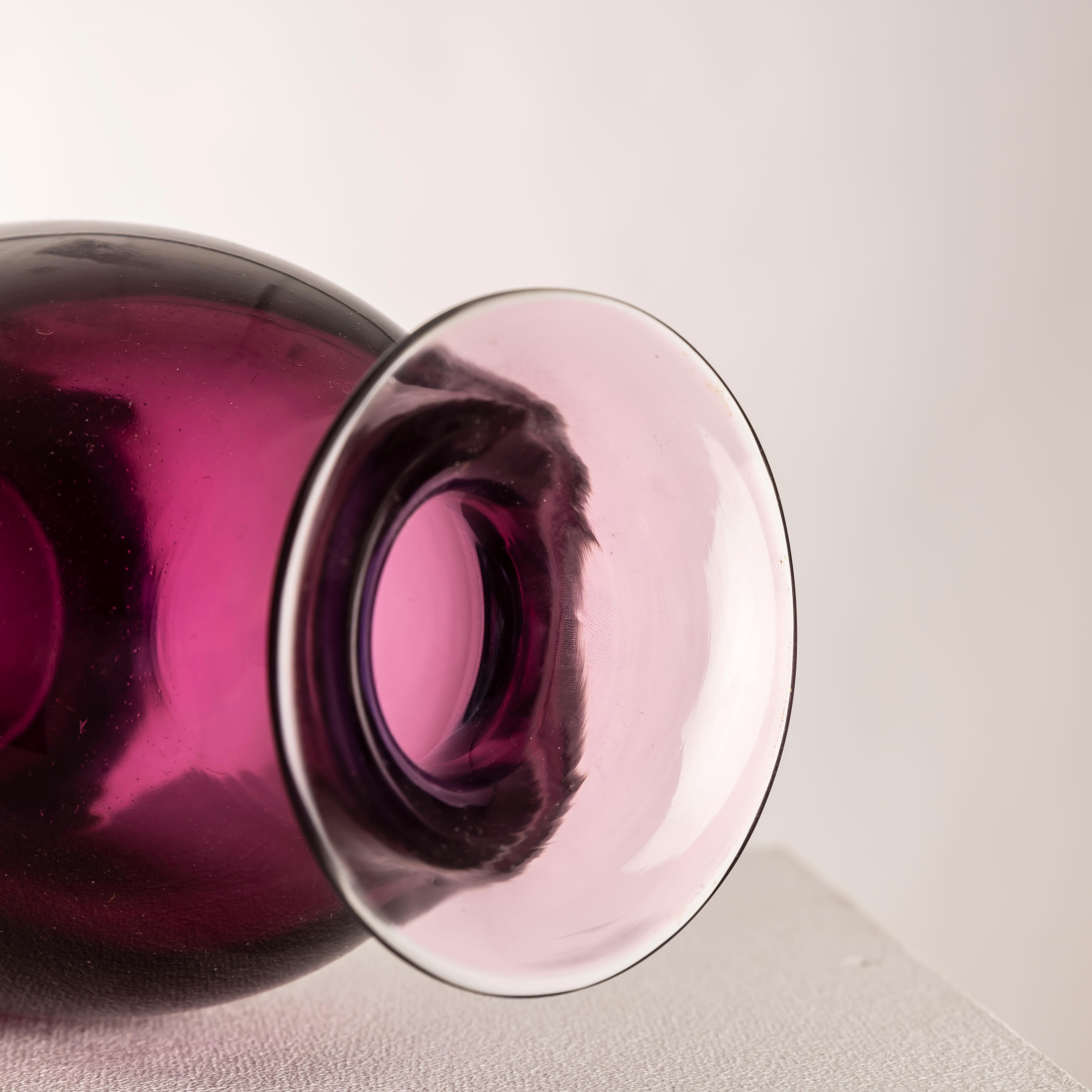This striking Murano glass vase was designed by Flavio Poli (1900–1984) for Seguso Vetri d’Arte, circa 1950. Standing 23.5 cm (9.25 in) high with a diameter of 13 cm (5.1 in), it is a superb example of Poli’s celebrated sommerso technique, in which
