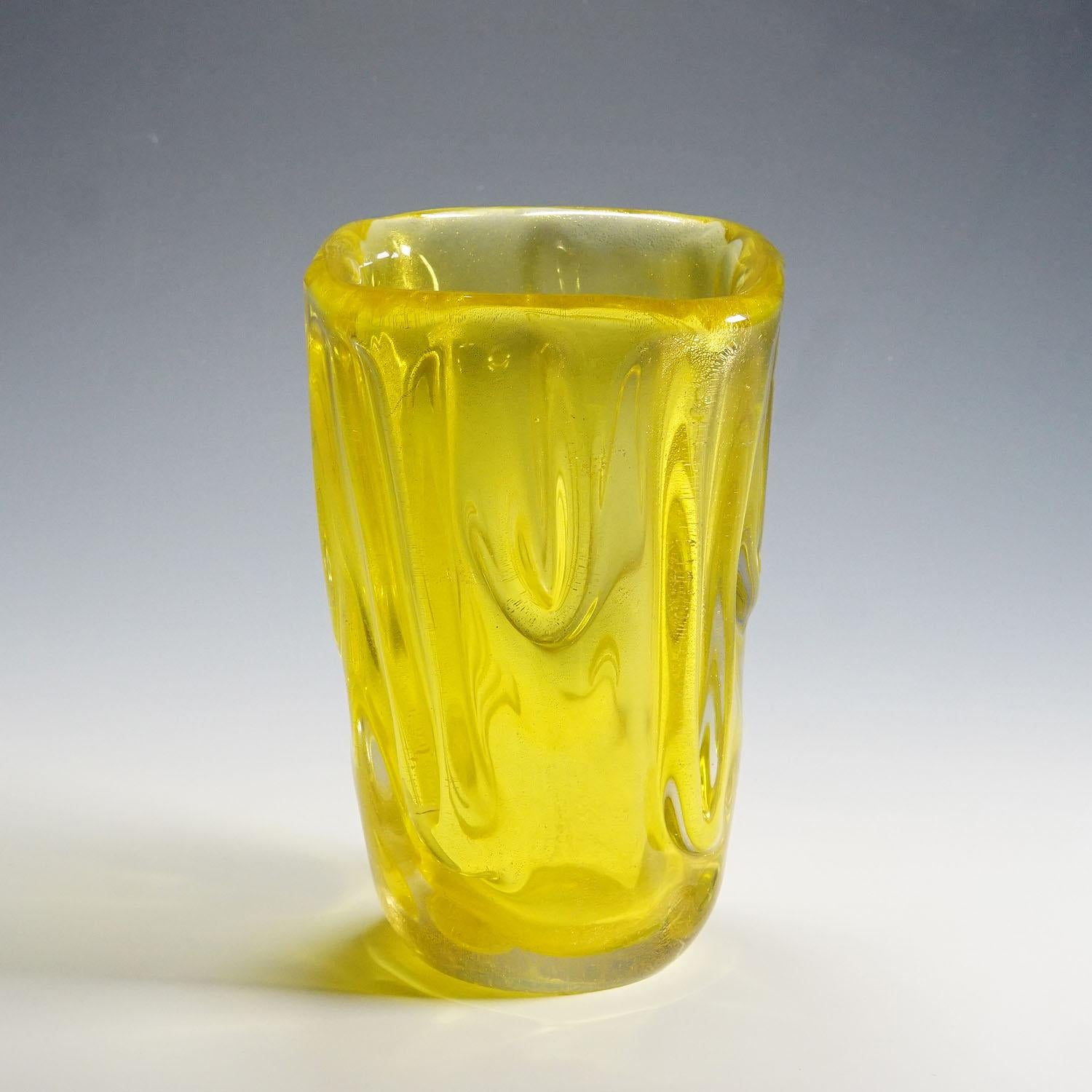 Flavio Poli for Seguso Vetri d'Arte Murano Sommerso glass vase 1930s

A large and heavy Murano sommerso glass vase. Manufactured by Seguso Vetri d'Arte circa 1930-40s. Manufactured in very thick yellow glass with gold foil inclusions in an