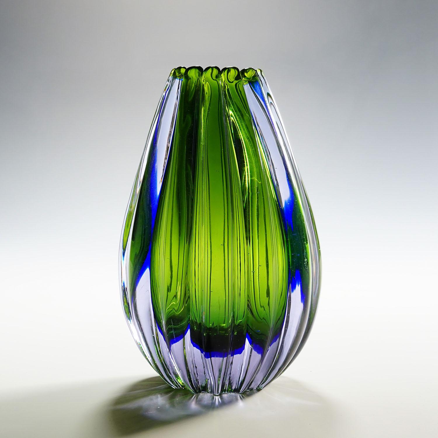 Seguso Vetri d'Arte Murano Sommerso Glasvase 1950er Jahre

Eine Vase aus Murano sommerso Kunstglas. Entworfen von Flavio Poli und hergestellt von Seguso Vetri d'Arte um 1958. Seguso Modellnummer 12024. Gefertigt aus dickem violettem Glas mit blauer