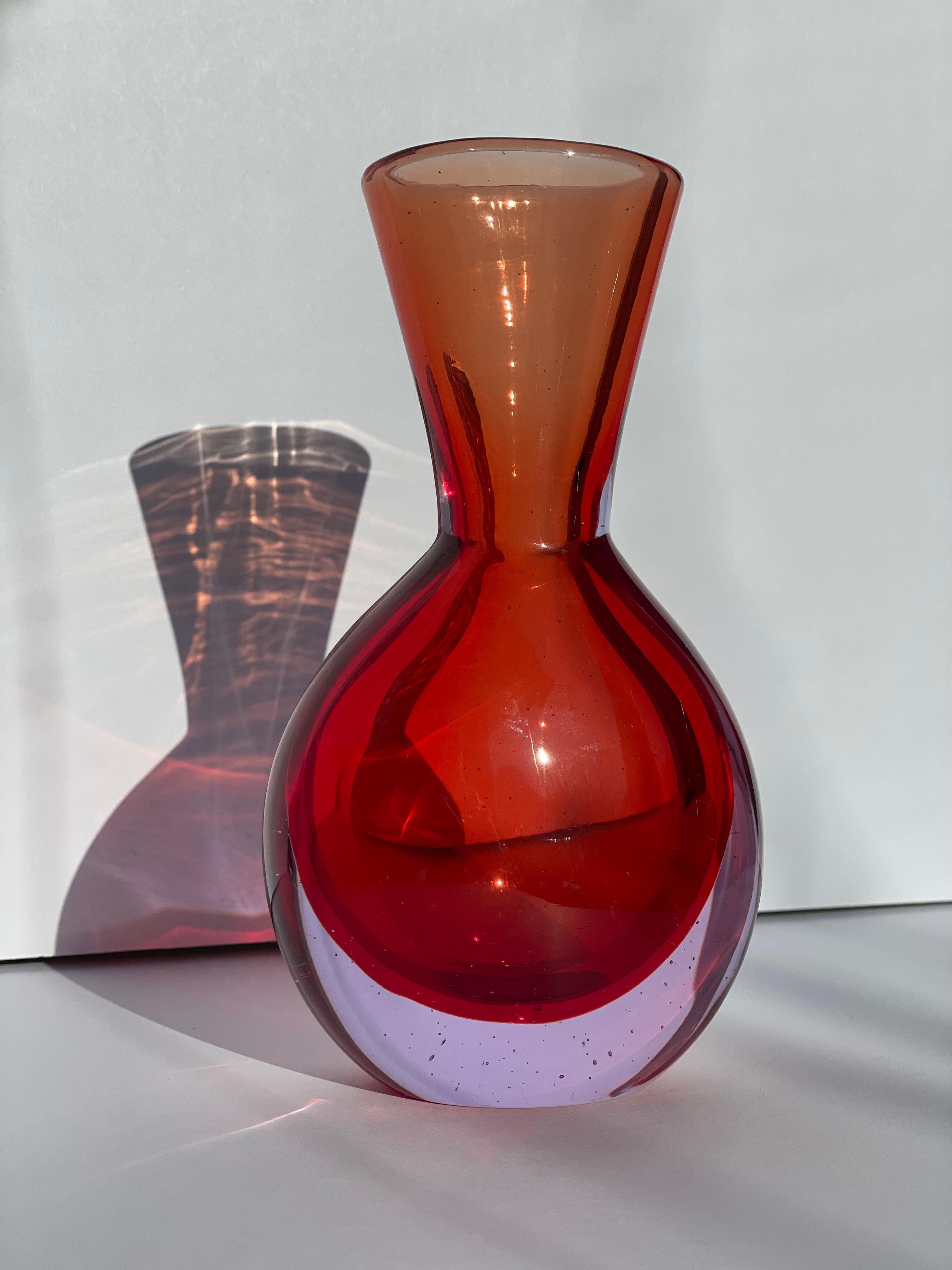 Diese auffällige Sommerso-Glasskulptur von Flavio Poli für Seguso Vetri d'Arte stellt den Höhepunkt der italienischen Handwerkskunst der Jahrhundertmitte dar. Das in den frühen 1950er Jahren geschaffene Stück zeigt Polis Beherrschung der
