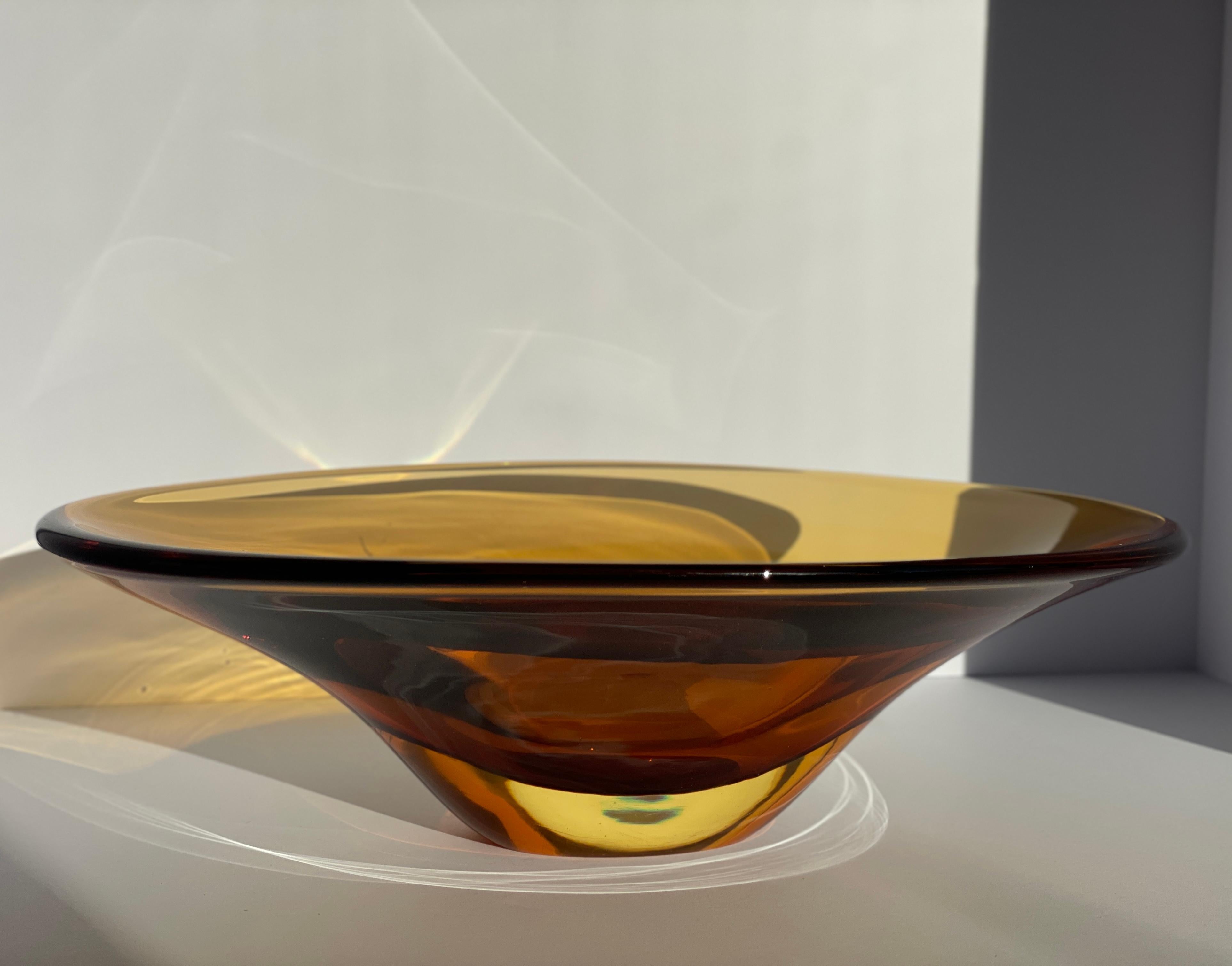 Diese skulpturale Schale aus Murano-Glas, die von Flavio Poli für Seguso Vetri d'Arte entworfen wurde, ist ein Paradebeispiel für das moderne italienische Design der Jahrhundertmitte. Das in den 1950er- und 1960er-Jahren gefertigte Stück ist ein