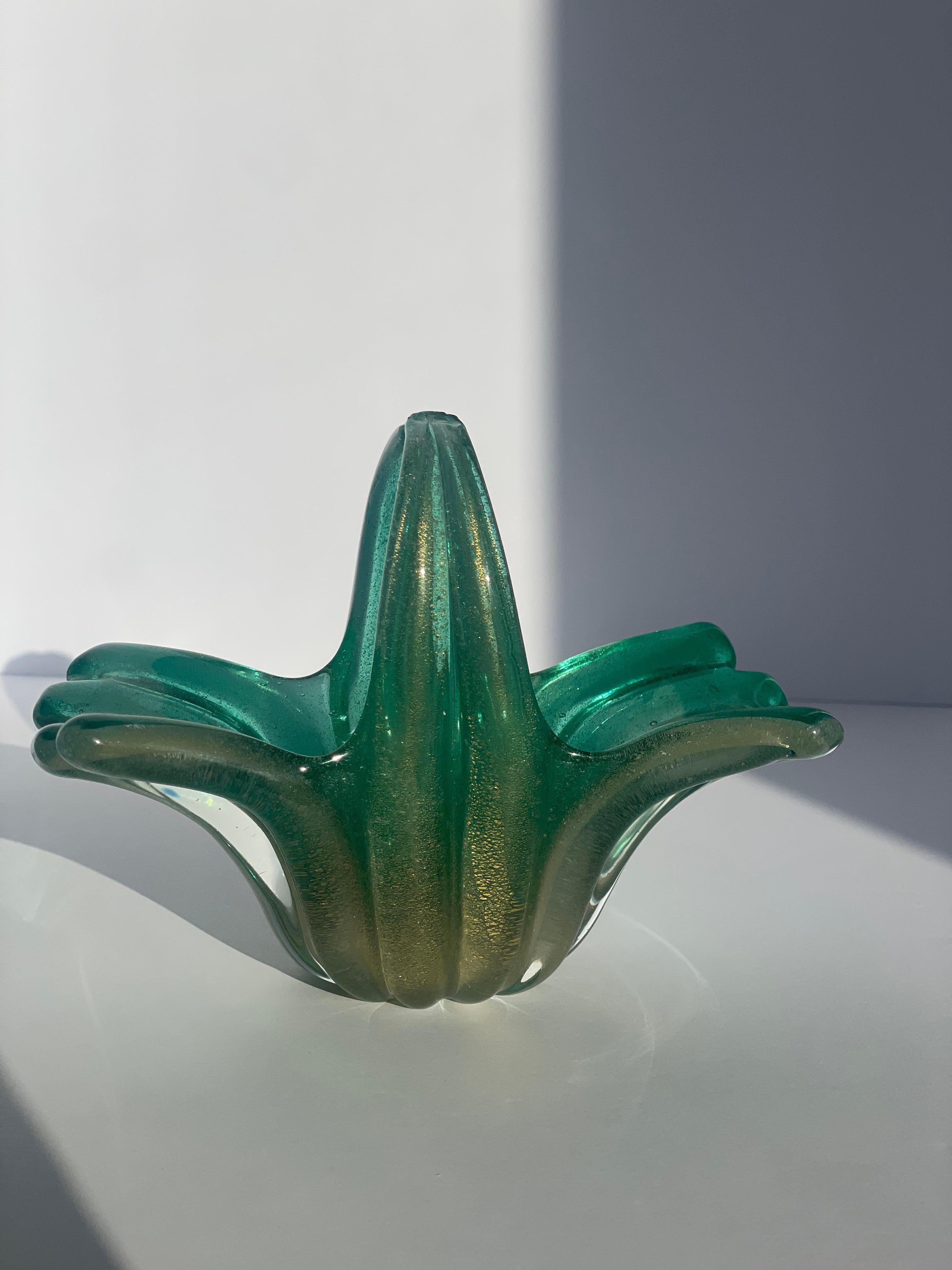 Sculpture moderne du milieu du siècle, vase en verre d'art vert, bol, panier. Ce superbe panier en verre sarcelle conçu par Flavio Poli pour Seguso Vetri D'Arte en 1950 est un exemple captivant de la modernité du milieu du siècle à Murano. La pièce