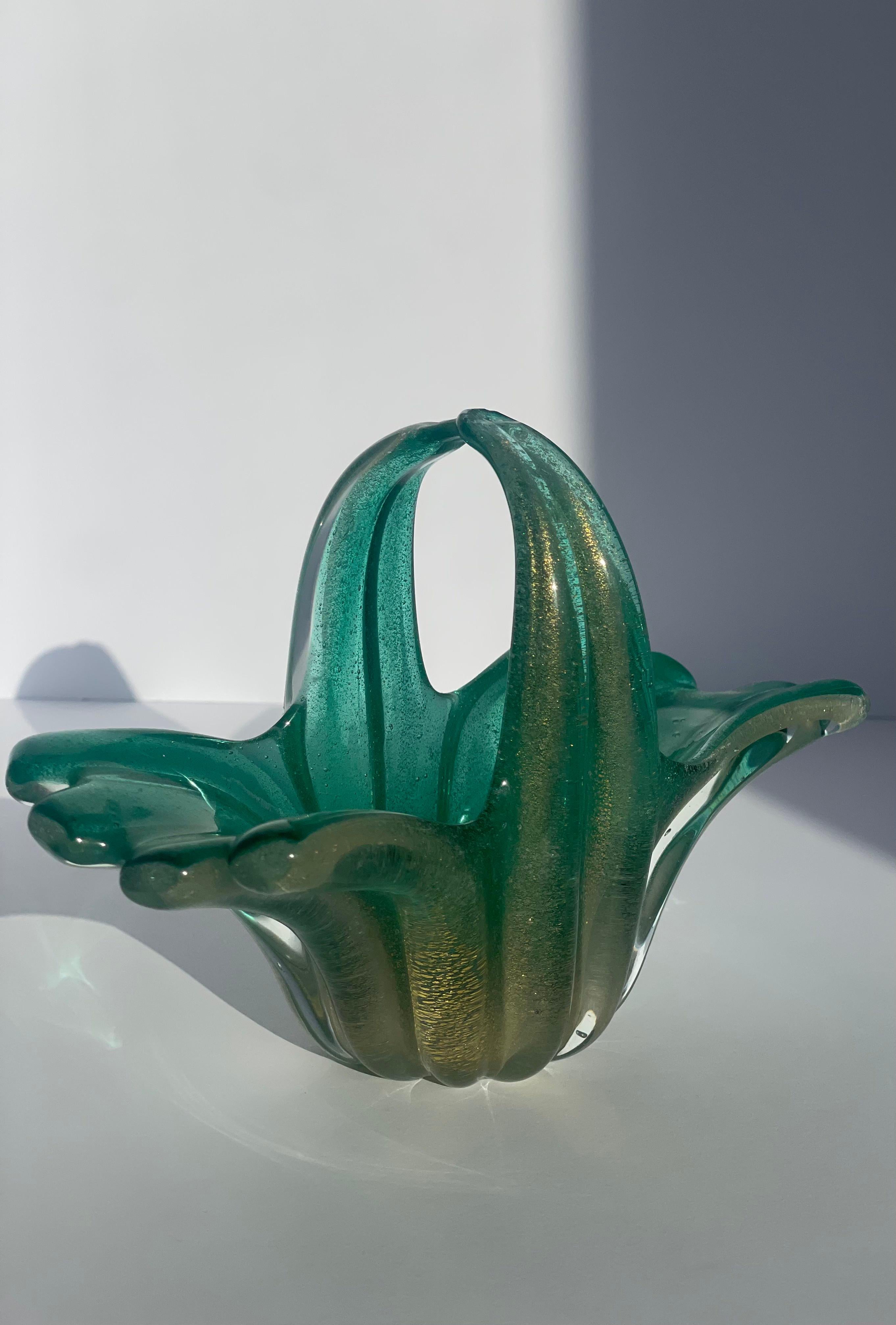 Sculpté à la main Mid Century Modern Sculpture Green Art Glass Vase Bowl Basket Murano Seguso en vente