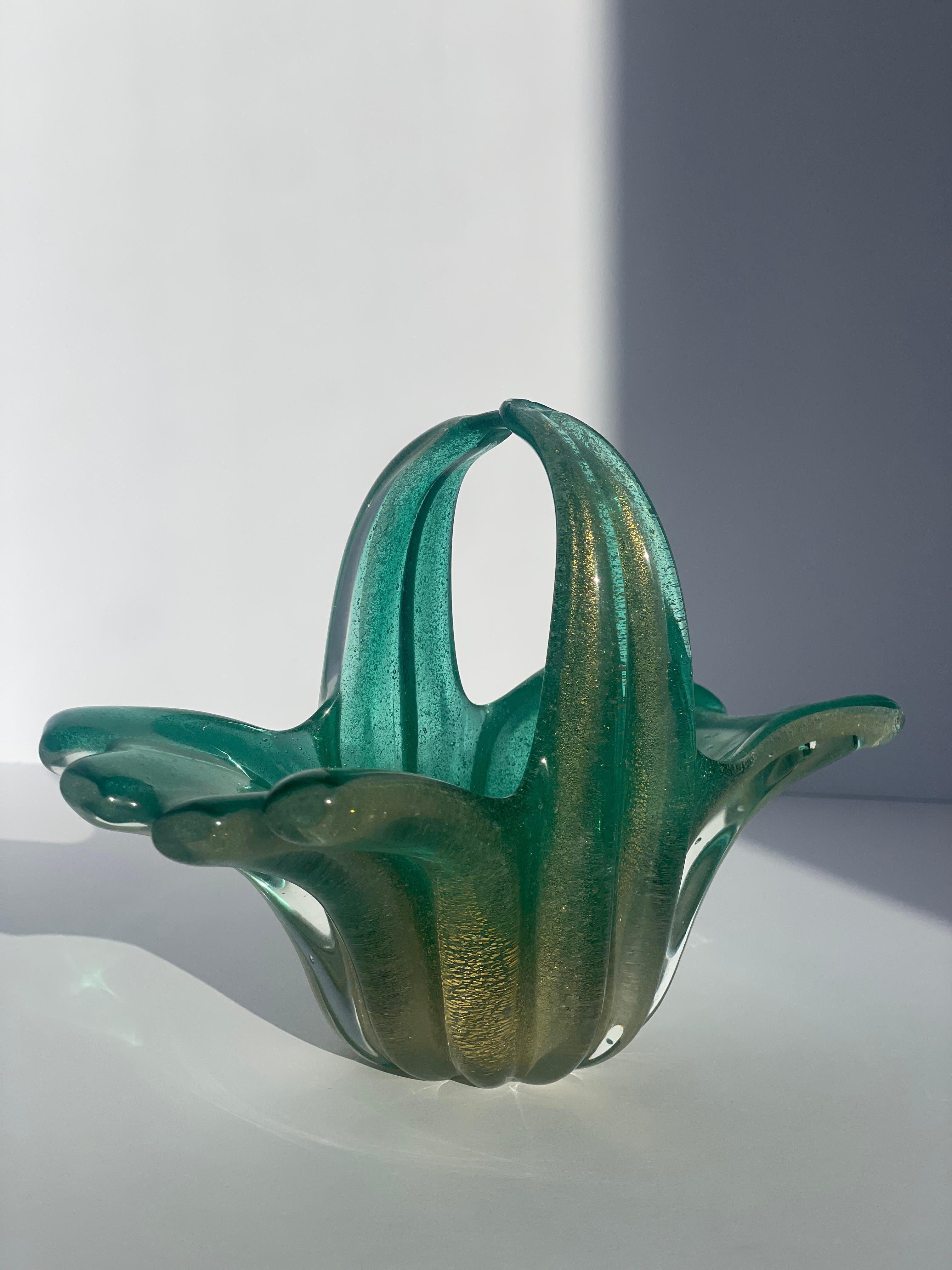 Mid Century Modern Sculpture Green Art Glass Vase Bowl Basket Murano Seguso Bon état - En vente à Palm Beach, FL