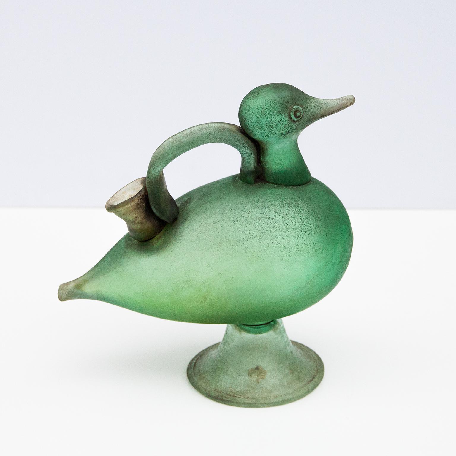 Bougeoir en forme de canard conçu par Flavio Poli dans les années 1950.
Autocollant en papier Seguso inclus.