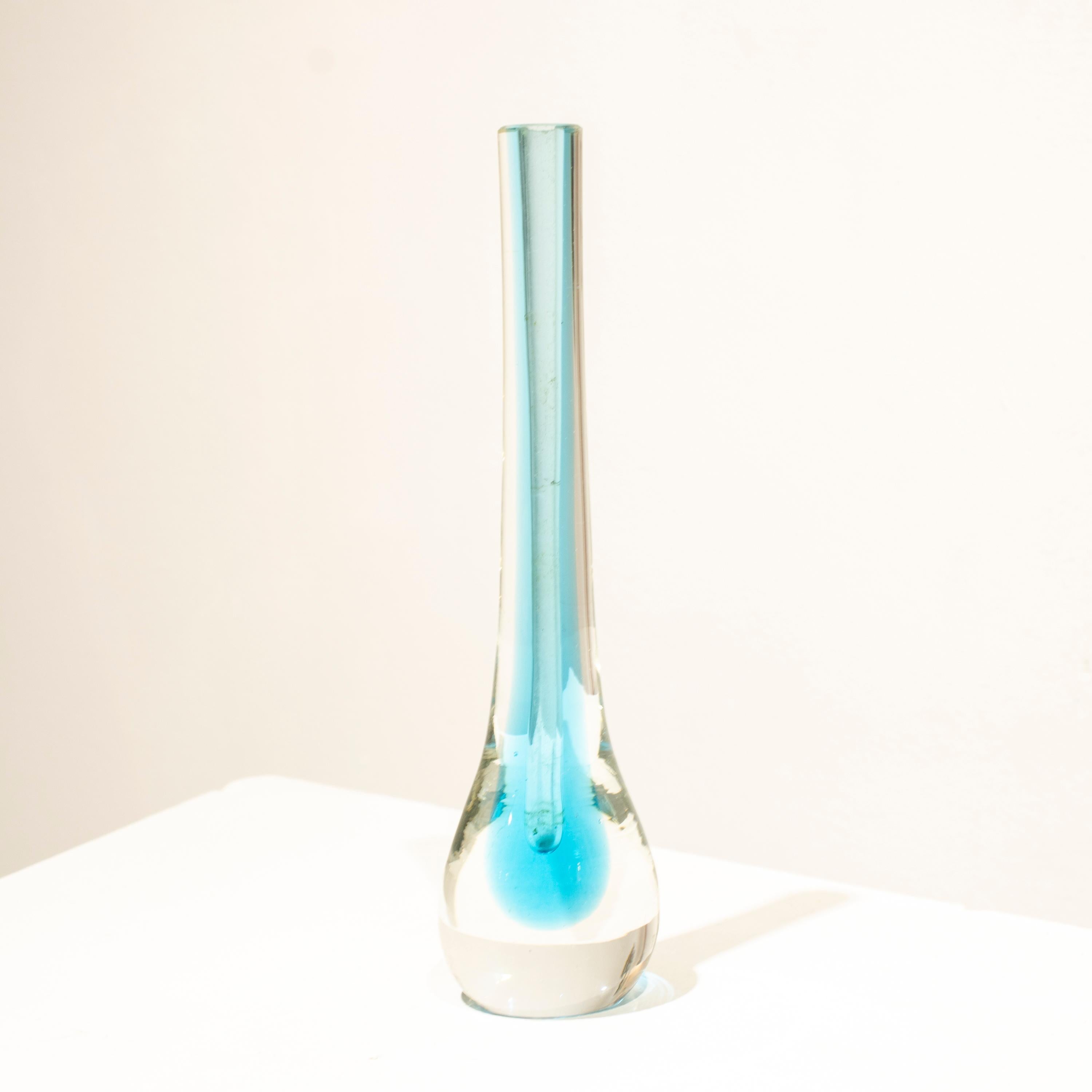 Kleine italienische Vase, entworfen von Flavio Poli in den 1970er Jahren. Die Vase ist aus Murano-Glas handgefertigt und hat die Form einer blauen Träne. 