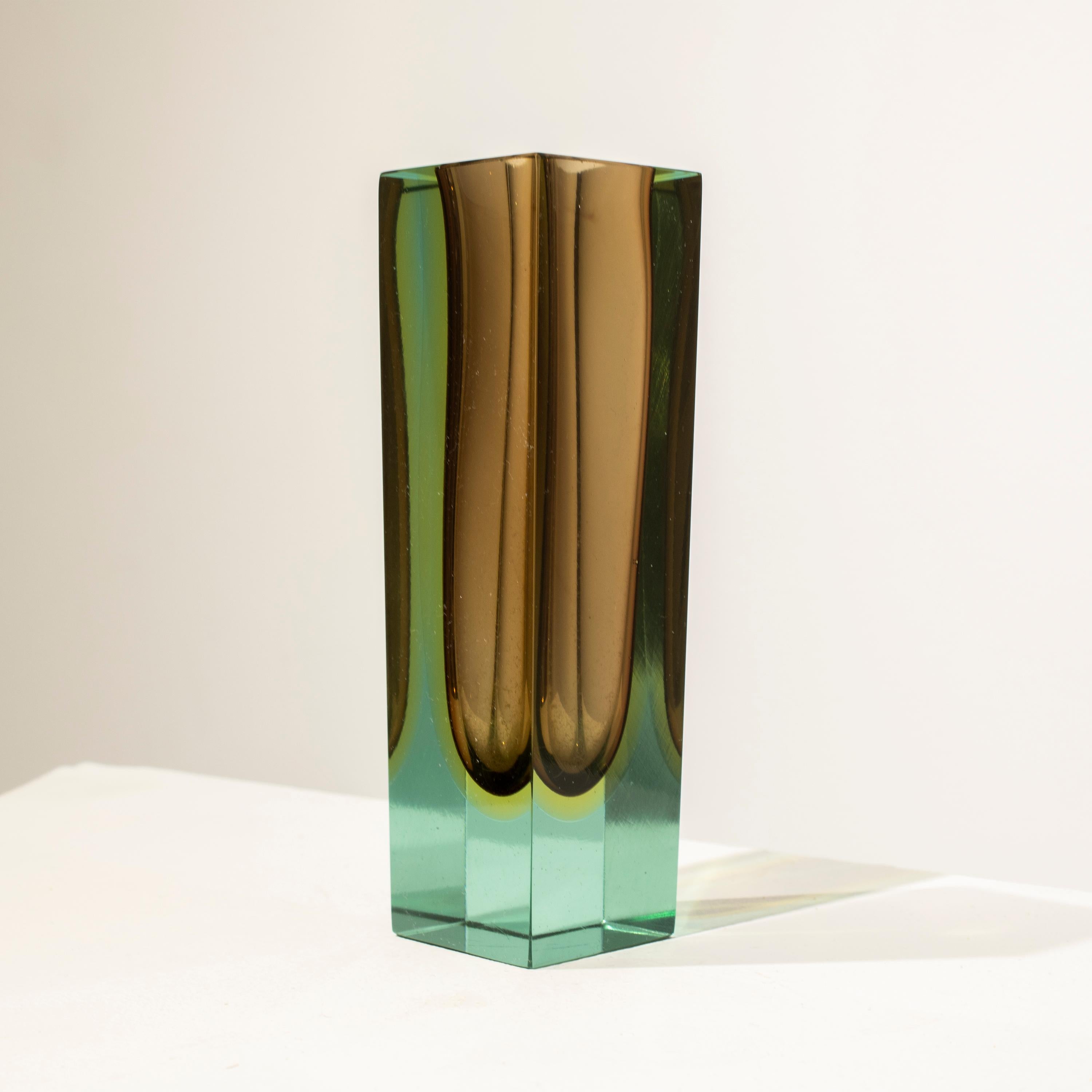 Kleine italienische Vase, entworfen von Flavio Poli in den 1970er Jahren. Die Vase ist handgefertigt aus Murano-Glas mit einer quadratischen Form, in verschiedenen Farben mit vorherrschendem Braun.