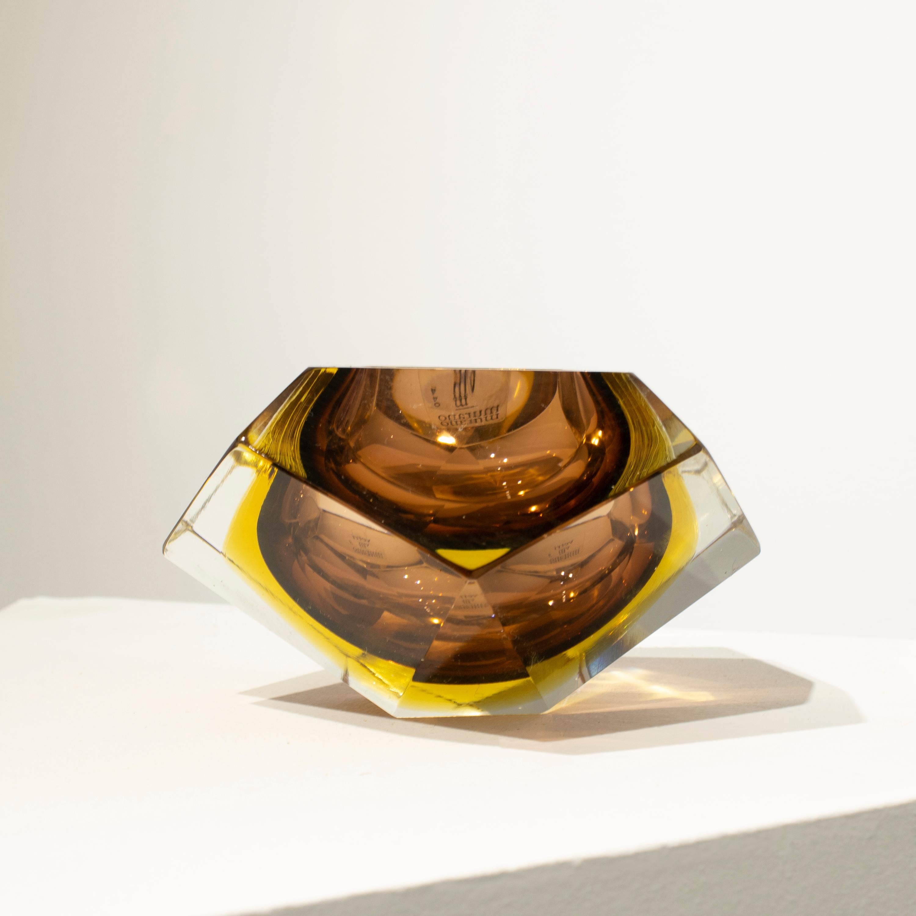 Kleine italienische Vase, entworfen von Flavio Poli in den 1970er Jahren. Die Vase ist aus facettiertem Murano-Glas mit einer polygonalen Form in verschiedenen Farben mit vorherrschendem Braun handgefertigt.