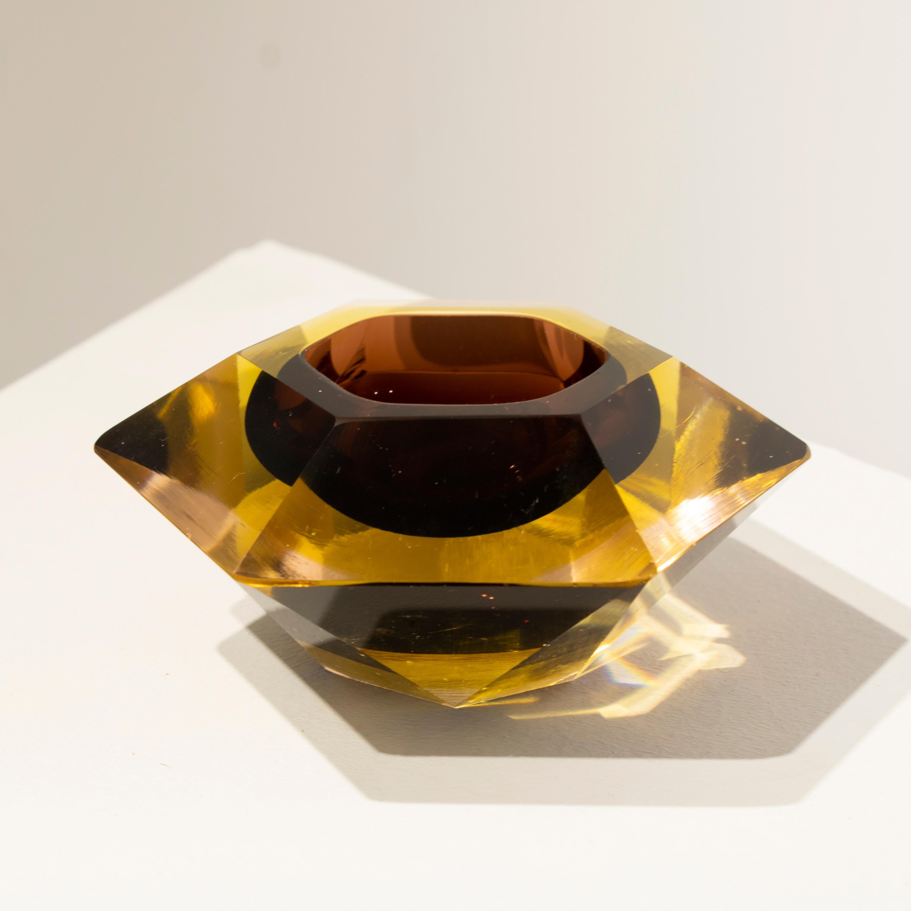 Flavio Poli Handgefertigte kleine Vase aus braunem Murano, Italien, 1970 (Moderne der Mitte des Jahrhunderts) im Angebot