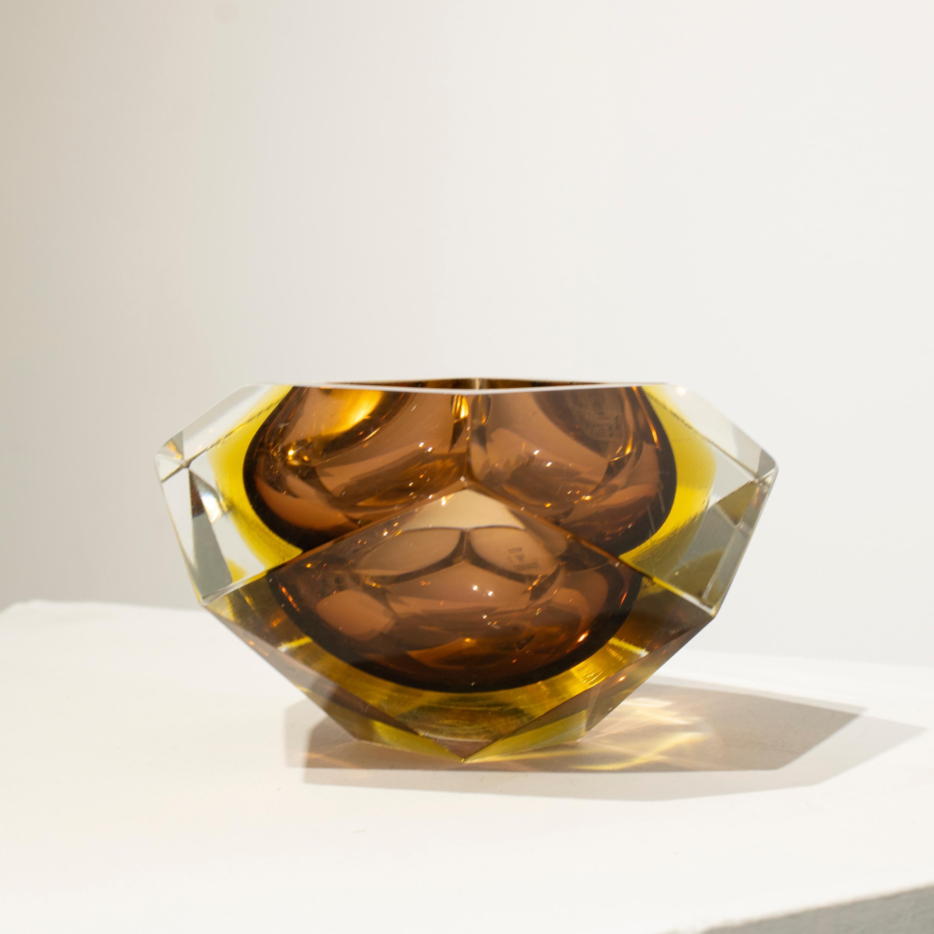 Flavio Poli Handgefertigte kleine Vase aus braunem Murano, Italien, 1970 (Moderne der Mitte des Jahrhunderts) im Angebot