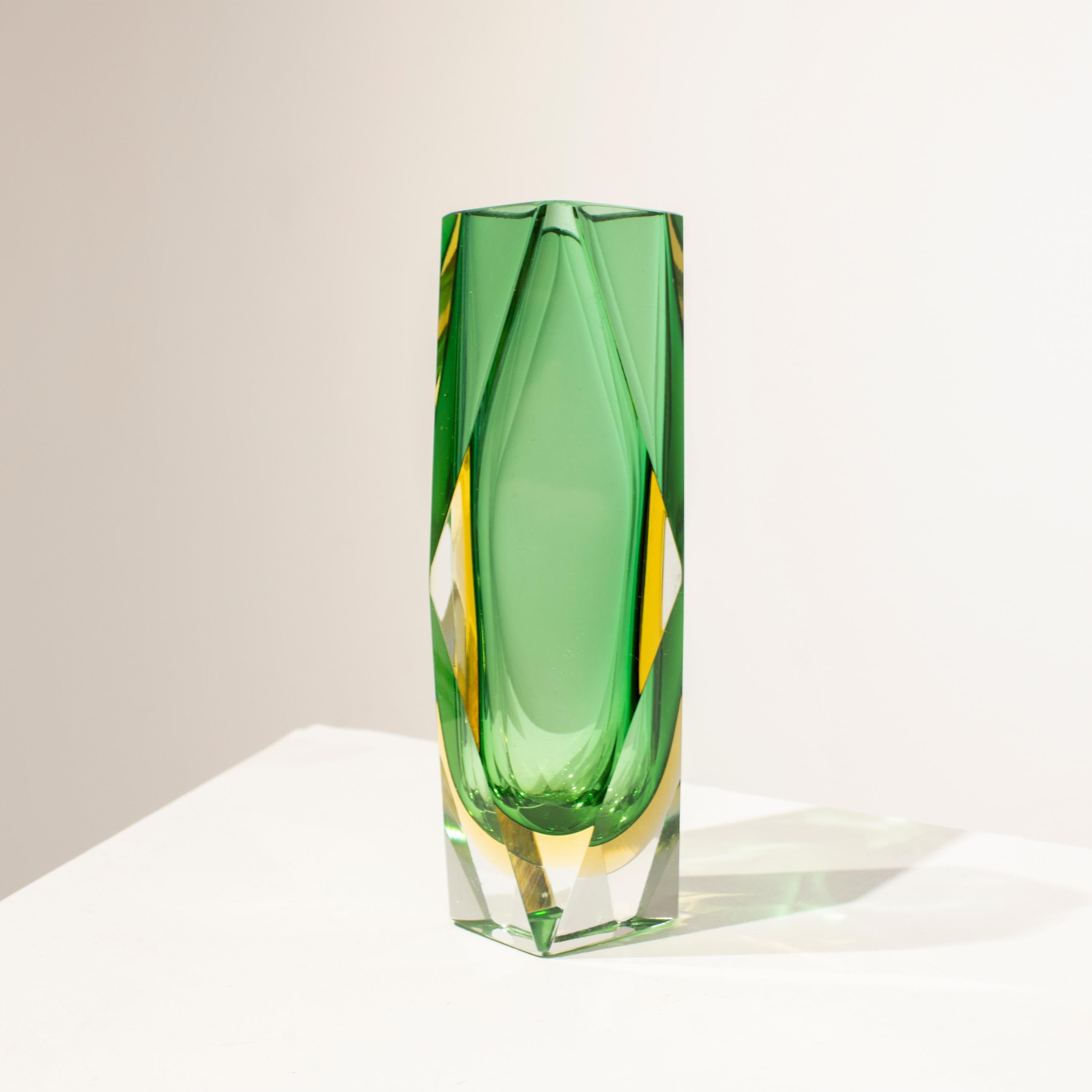 Kleine italienische Vase, entworfen von Flavio Poli in den 1970er Jahren. Die Vase ist handgefertigt aus facettiertem Murano-Glas in verschiedenen Farben mit vorherrschendem Grün.