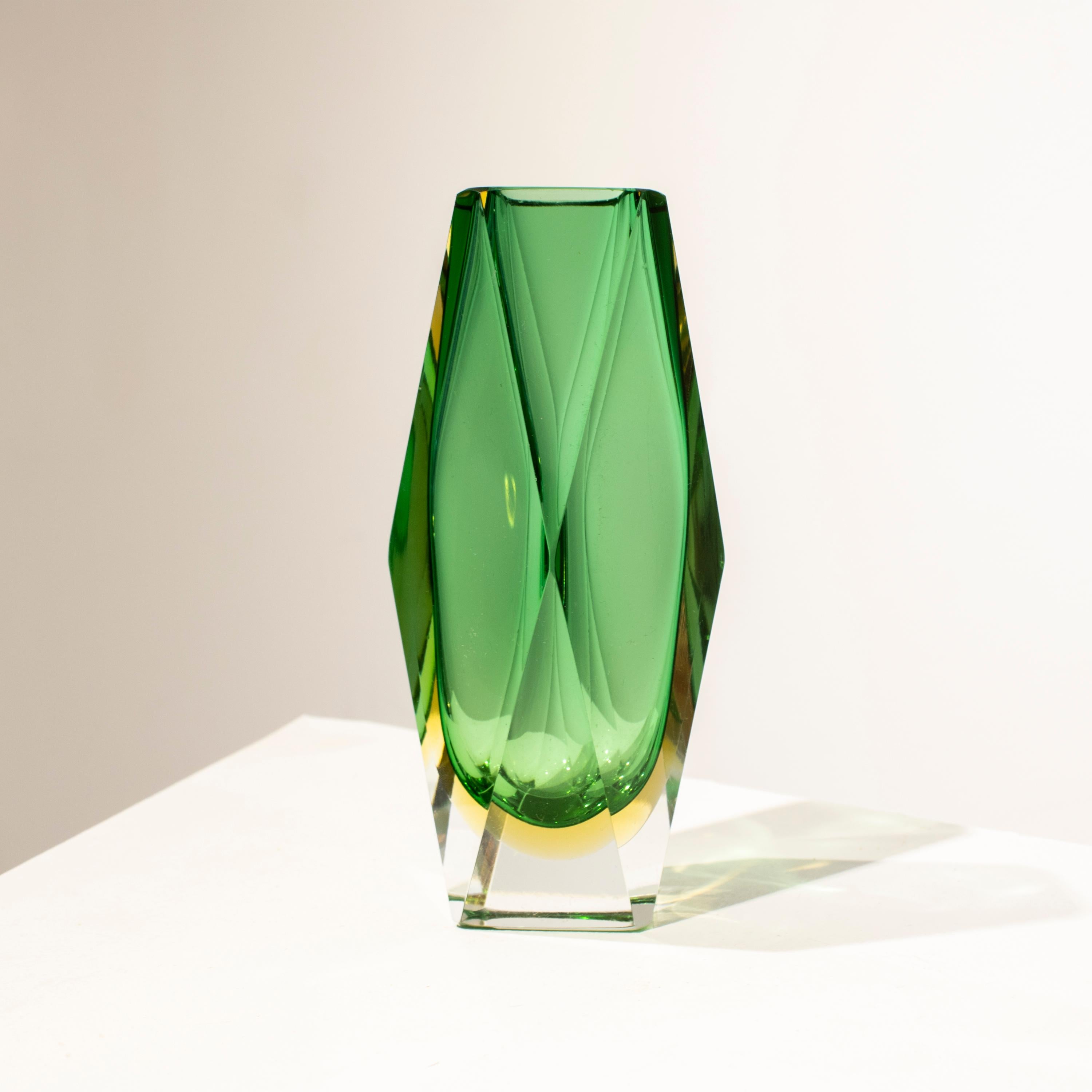 Flavio Poli Handgefertigte kleine Vase aus grünem Murano-Glas, Italien, 1970 (Moderne der Mitte des Jahrhunderts) im Angebot