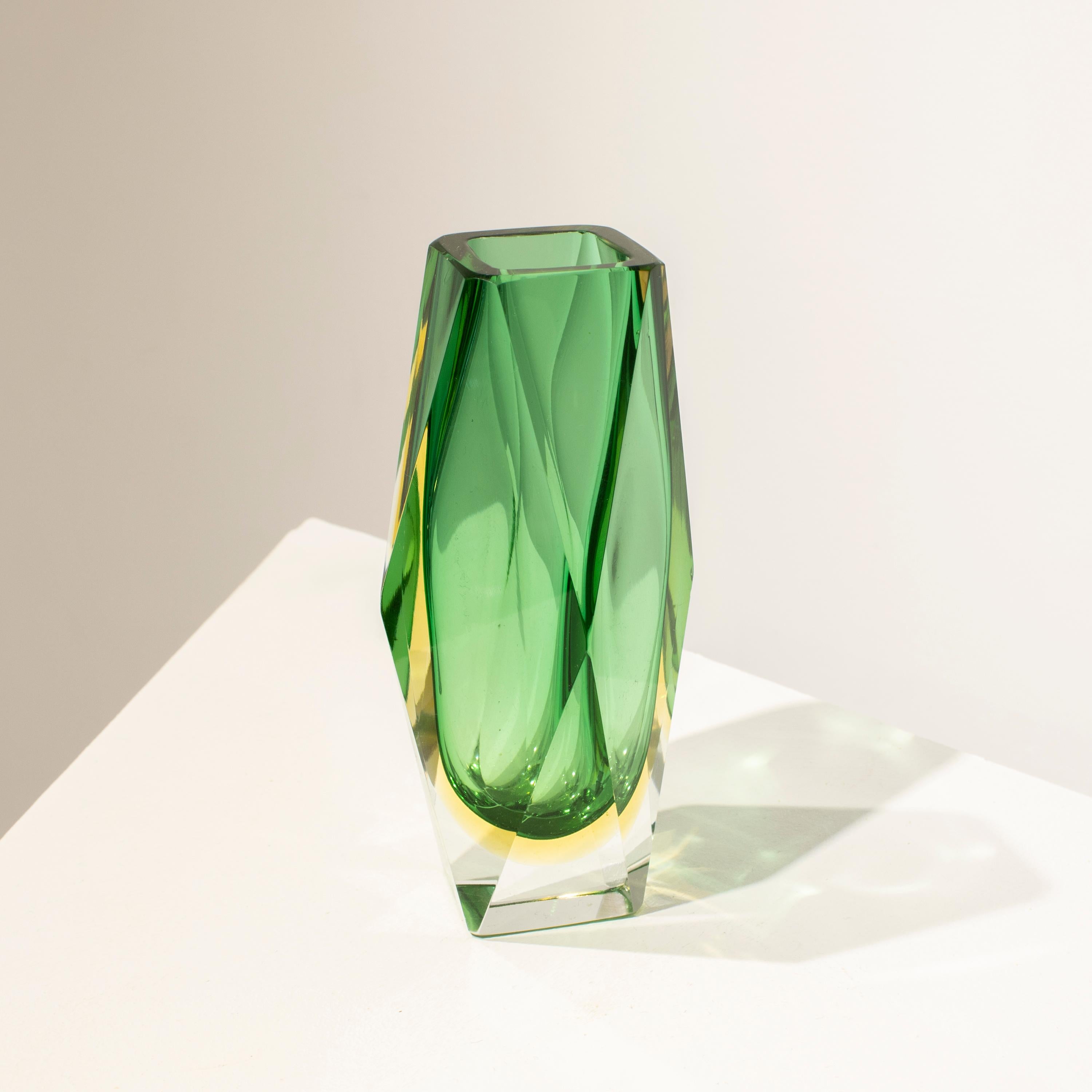 Flavio Poli Handgefertigte kleine Vase aus grünem Murano-Glas, Italien, 1970 (Italienisch) im Angebot