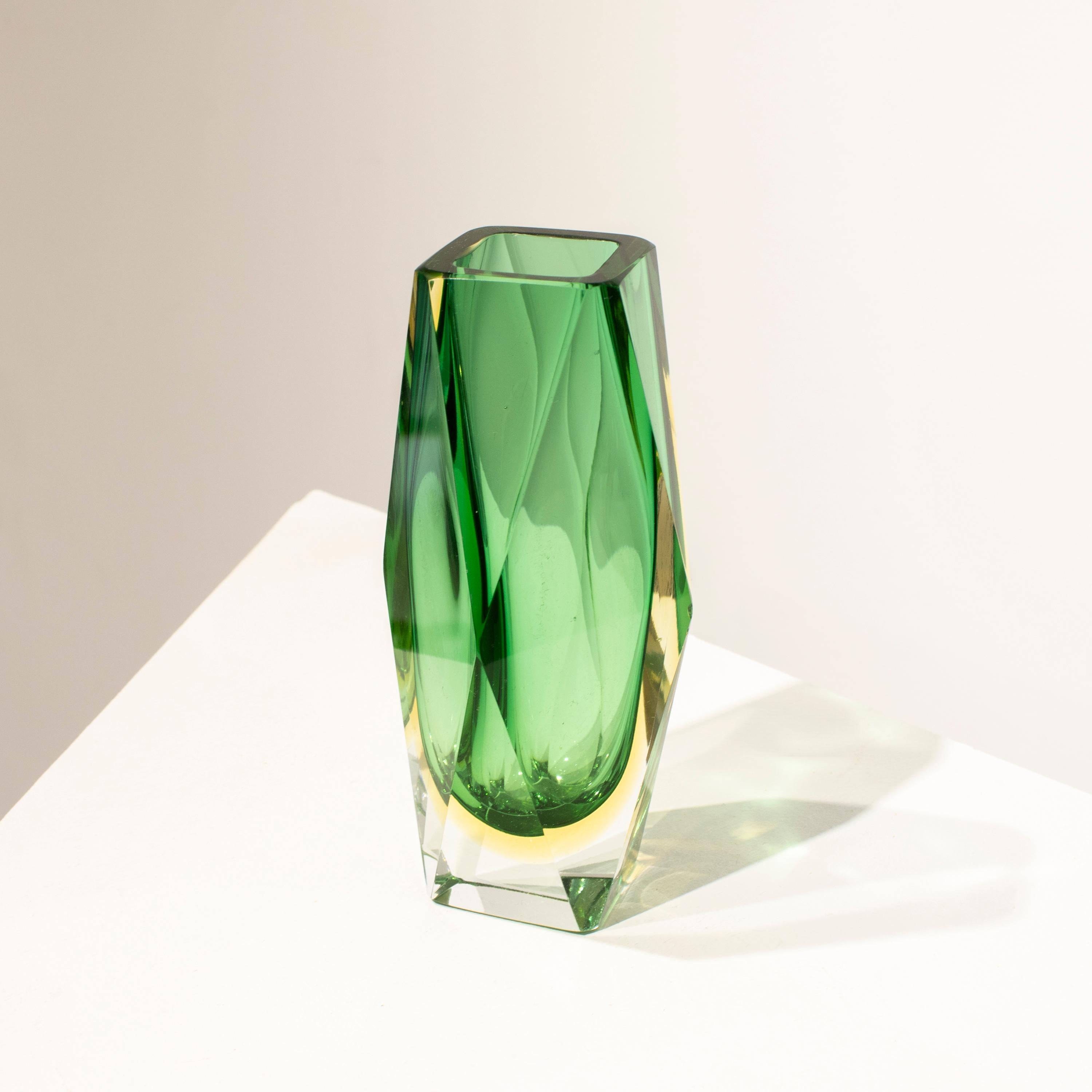 Flavio Poli Handgefertigte kleine Vase aus grünem Murano-Glas, Italien, 1970 im Zustand „Gut“ im Angebot in Madrid, ES