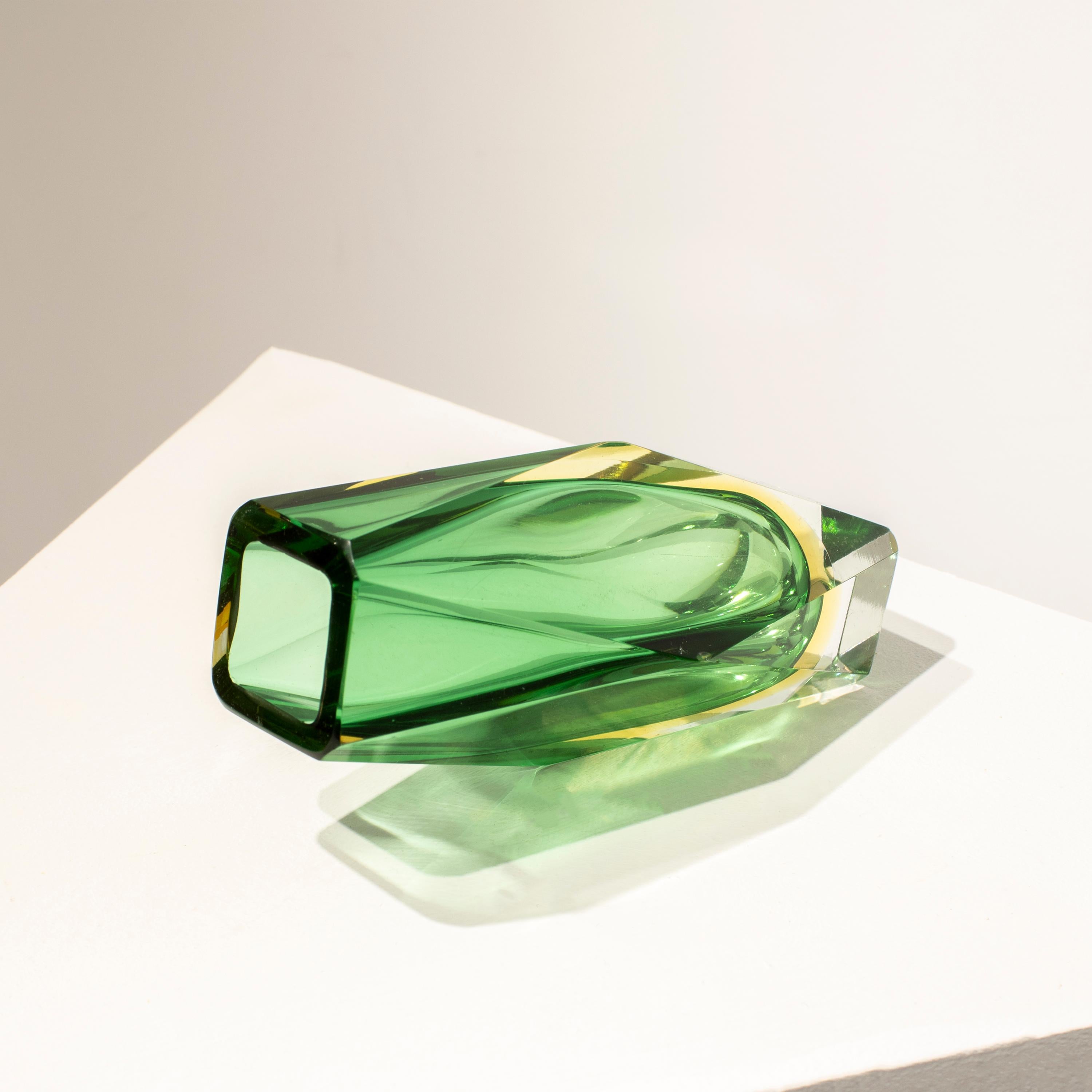 Flavio Poli Handgefertigte kleine Vase aus grünem Murano-Glas, Italien, 1970 (Ende des 20. Jahrhunderts) im Angebot