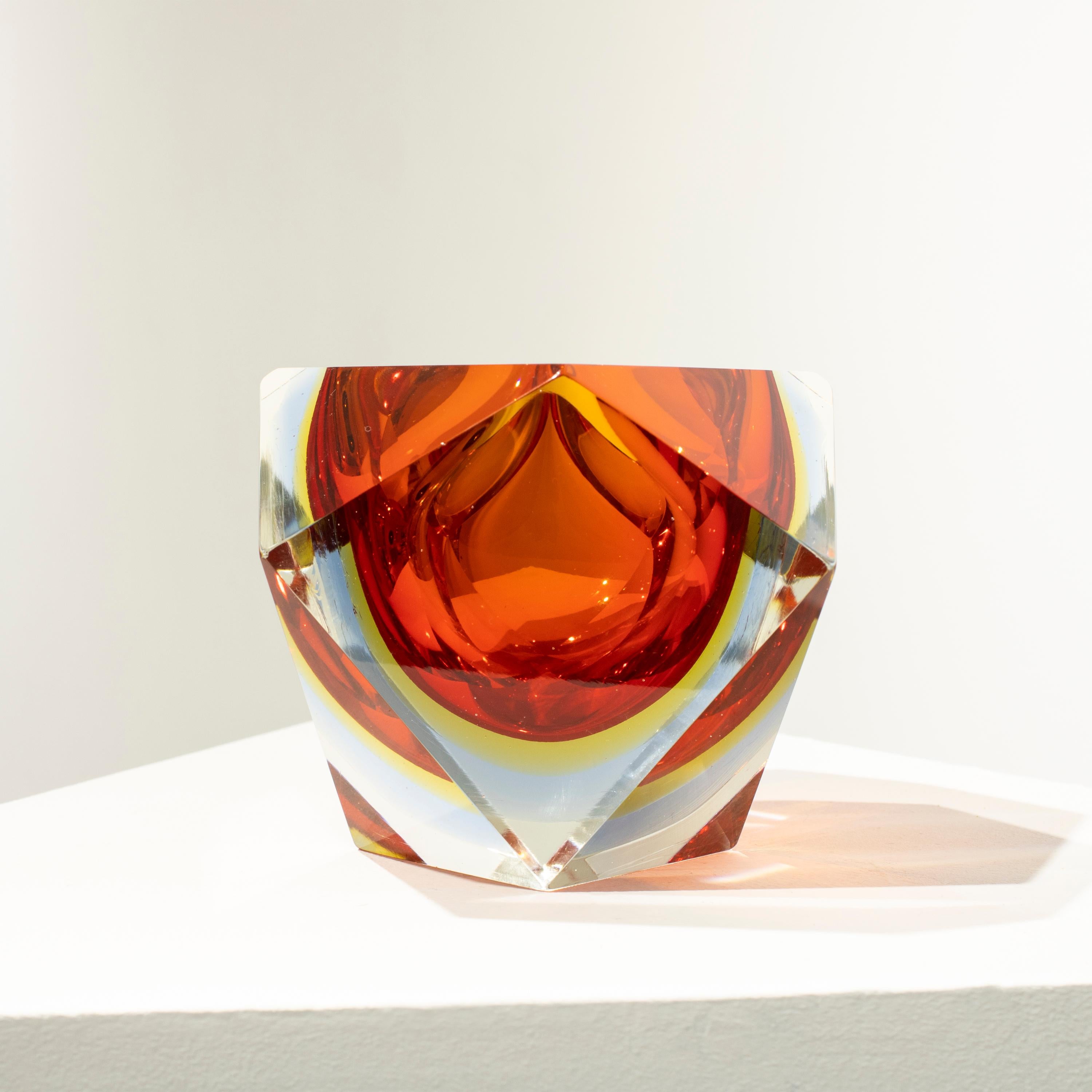 Kleine italienische Vase, entworfen von Flavio Poli in den 1970er Jahren. Die Vase ist aus facettiertem Murano-Glas mit einer polygonalen Form in verschiedenen Farben mit überwiegendem Rot handgefertigt.