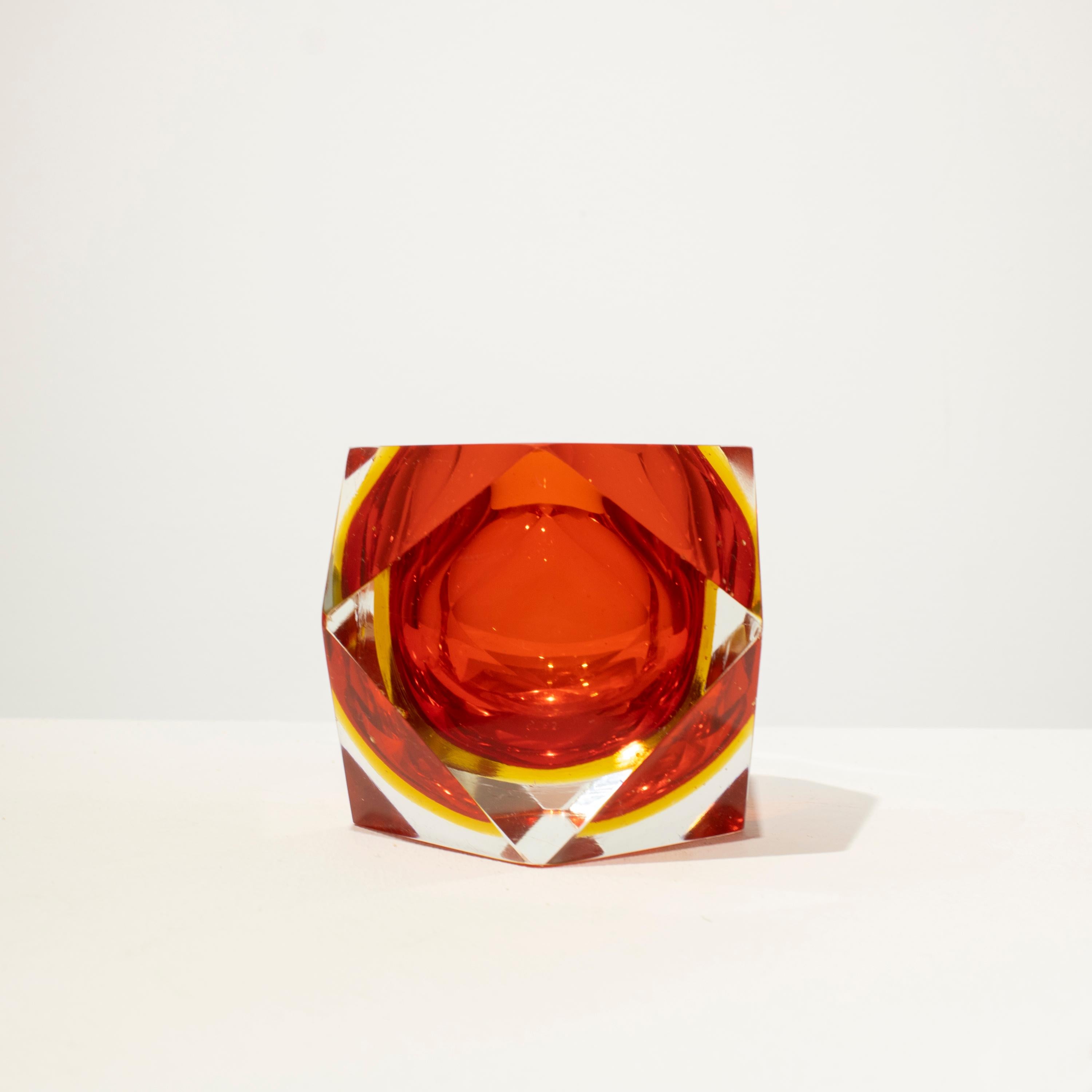 Kleine italienische Vase, entworfen von Flavio Poli in den 1970er Jahren. Die Vase ist aus facettiertem Murano-Glas mit einer polygonalen Form in verschiedenen Farben mit überwiegendem Rot handgefertigt.