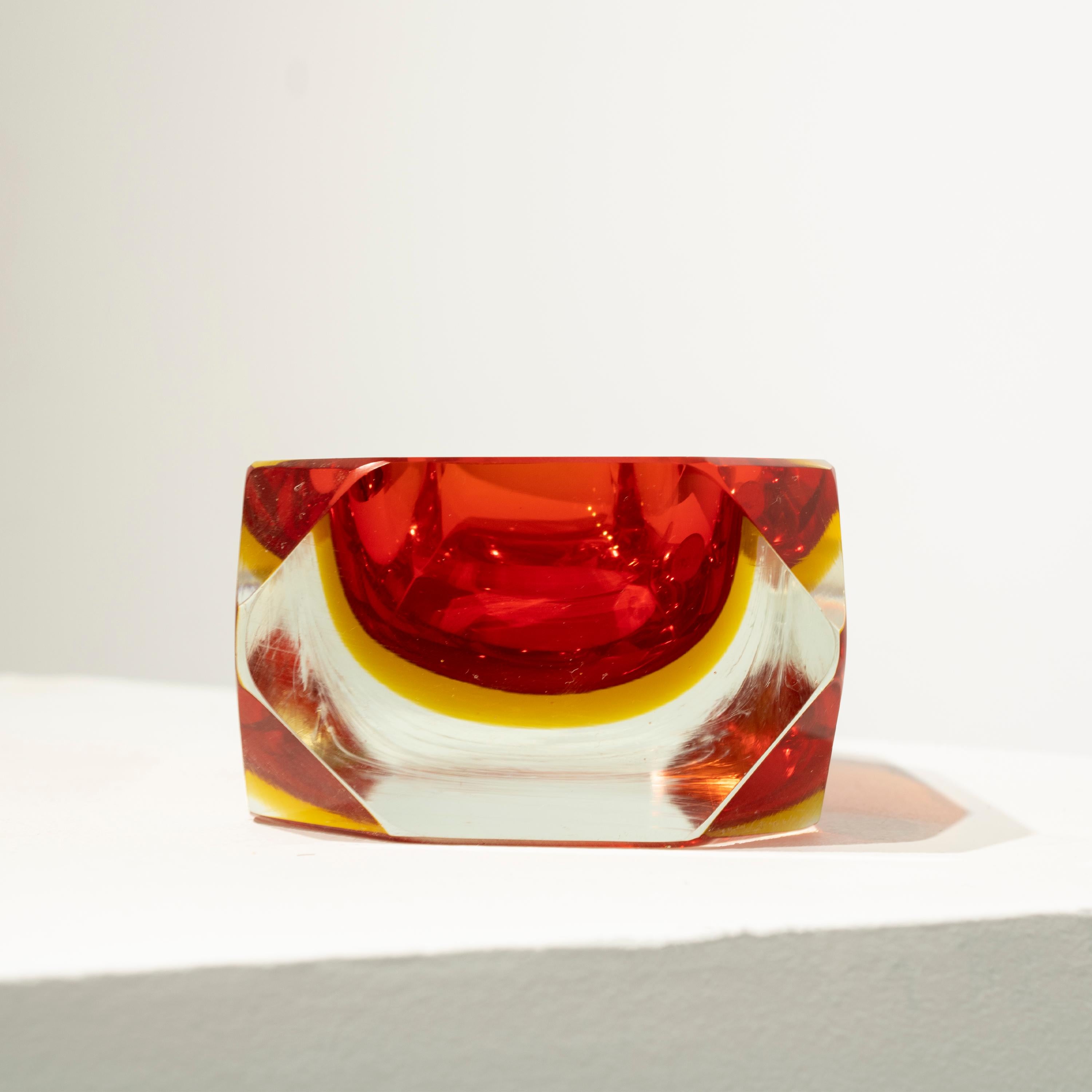 Flavio Poli Handgefertigte kleine Vase aus rotem Murano, Italien, 1970 (Moderne der Mitte des Jahrhunderts) im Angebot