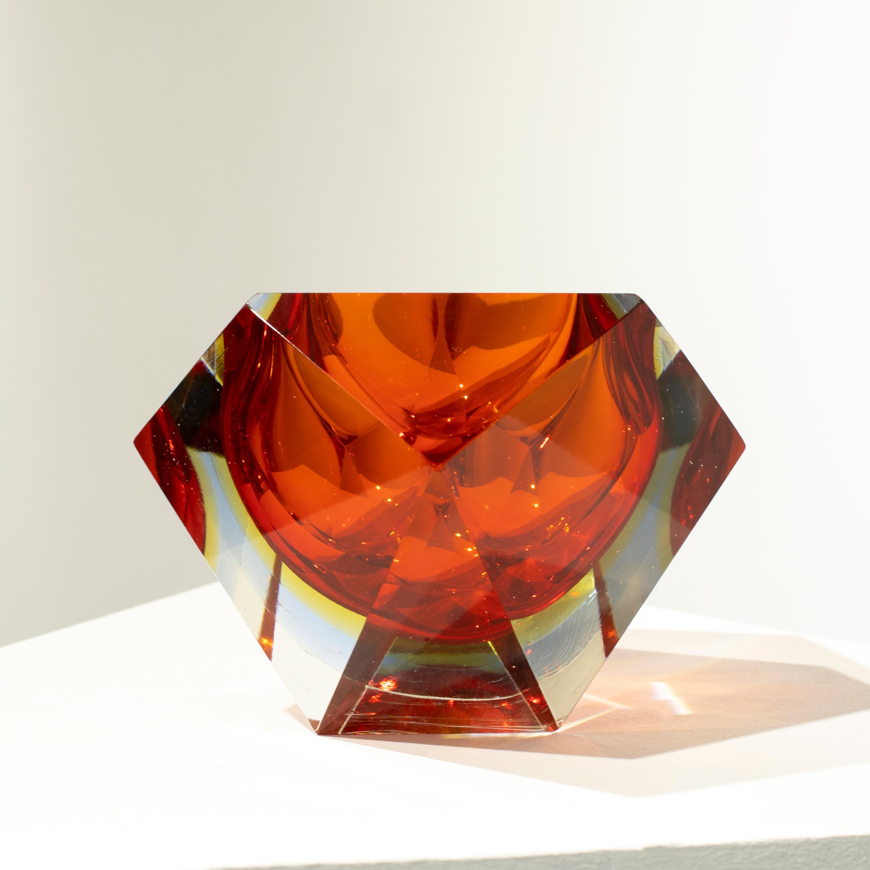 Flavio Poli Handgefertigte kleine Vase aus rotem Murano, Italien, 1970 (Moderne der Mitte des Jahrhunderts) im Angebot