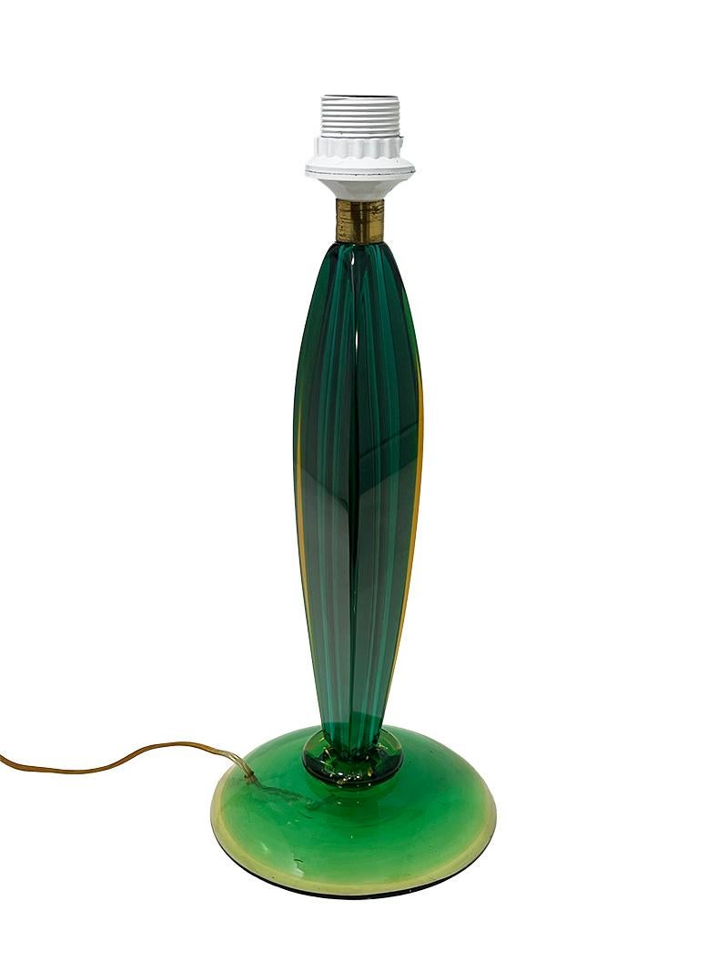 Lampada da tavolo in vetro italiano Flavio Poli, Italia 1960

Lampada soffiata a mano su una base di vetro rotonda, disegnata da Flavio Poli per Seguso, anni '60. La lampada ha un bordo di vetro giallo sui bordi esterni. Dà un effetto piacevole. 
La