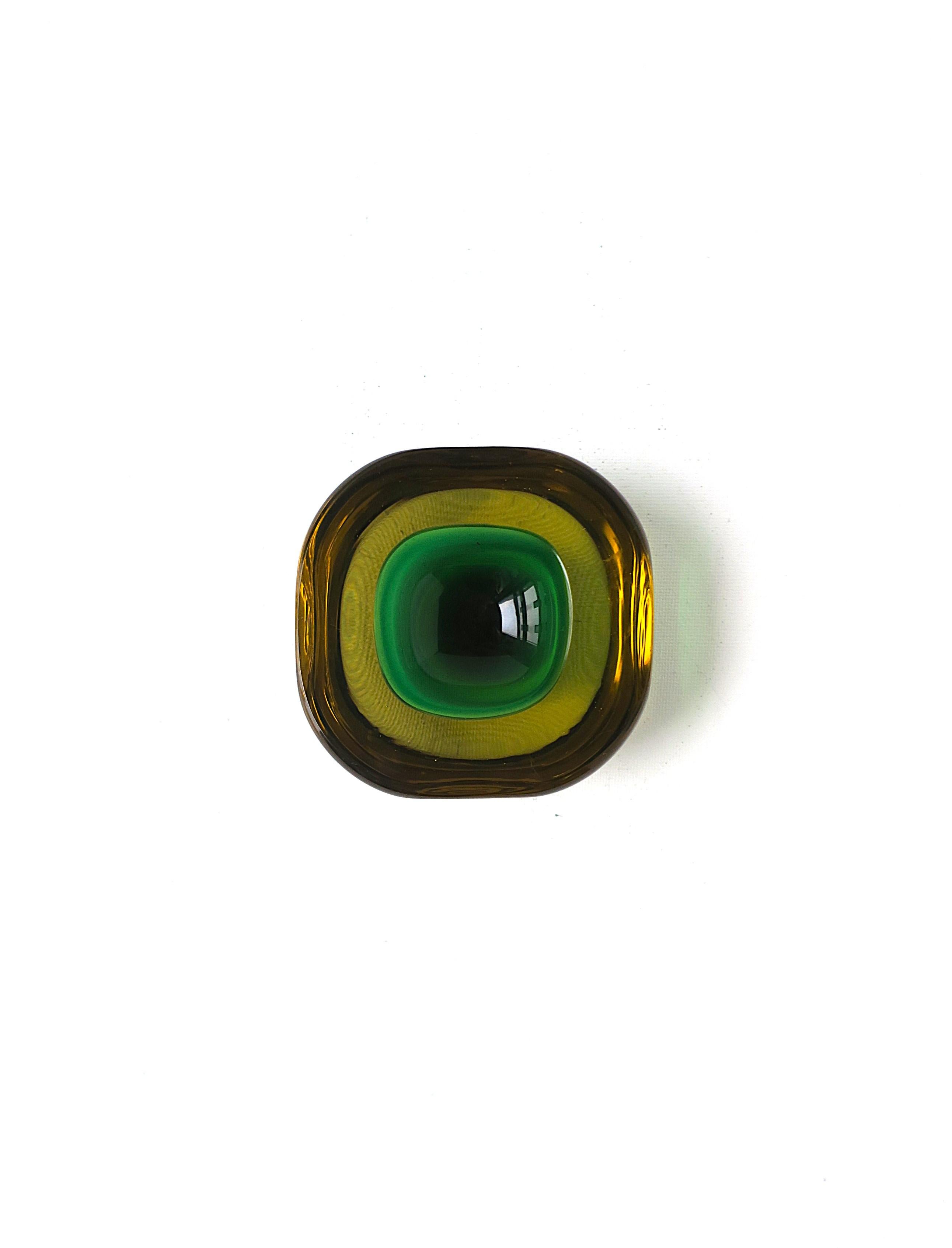 Eine schöne, seltene, kleine Schale aus italienischem Murano-Kunstglas, Midcentury Modern Design Periode, von Designer Flavio Poli, für die Glasmanufaktur Seguso Vetri d'Arte, ca. Mitte des 20. Jahrhunderts, Italien. Murano-Kunstglas hat goldgelbe