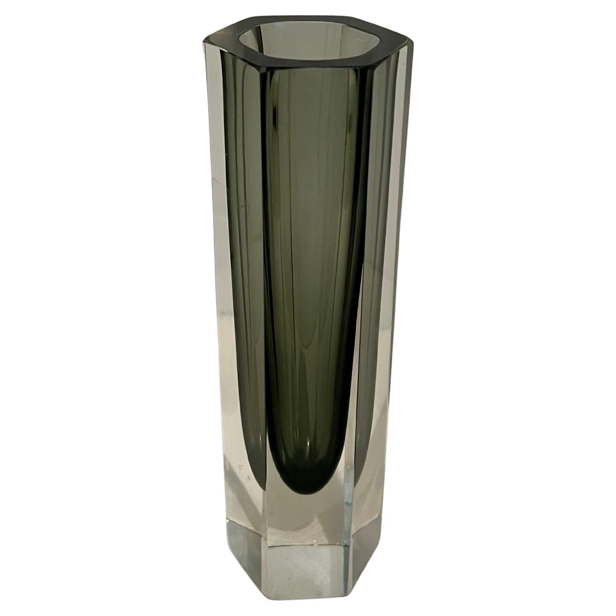 Stupendo vaso Sommerso pesante in grigio fumo di Flavio Poli per Murano. Circa 1960 Bella, elegante e in buone condizioni di pulizia. Forma esagonale.