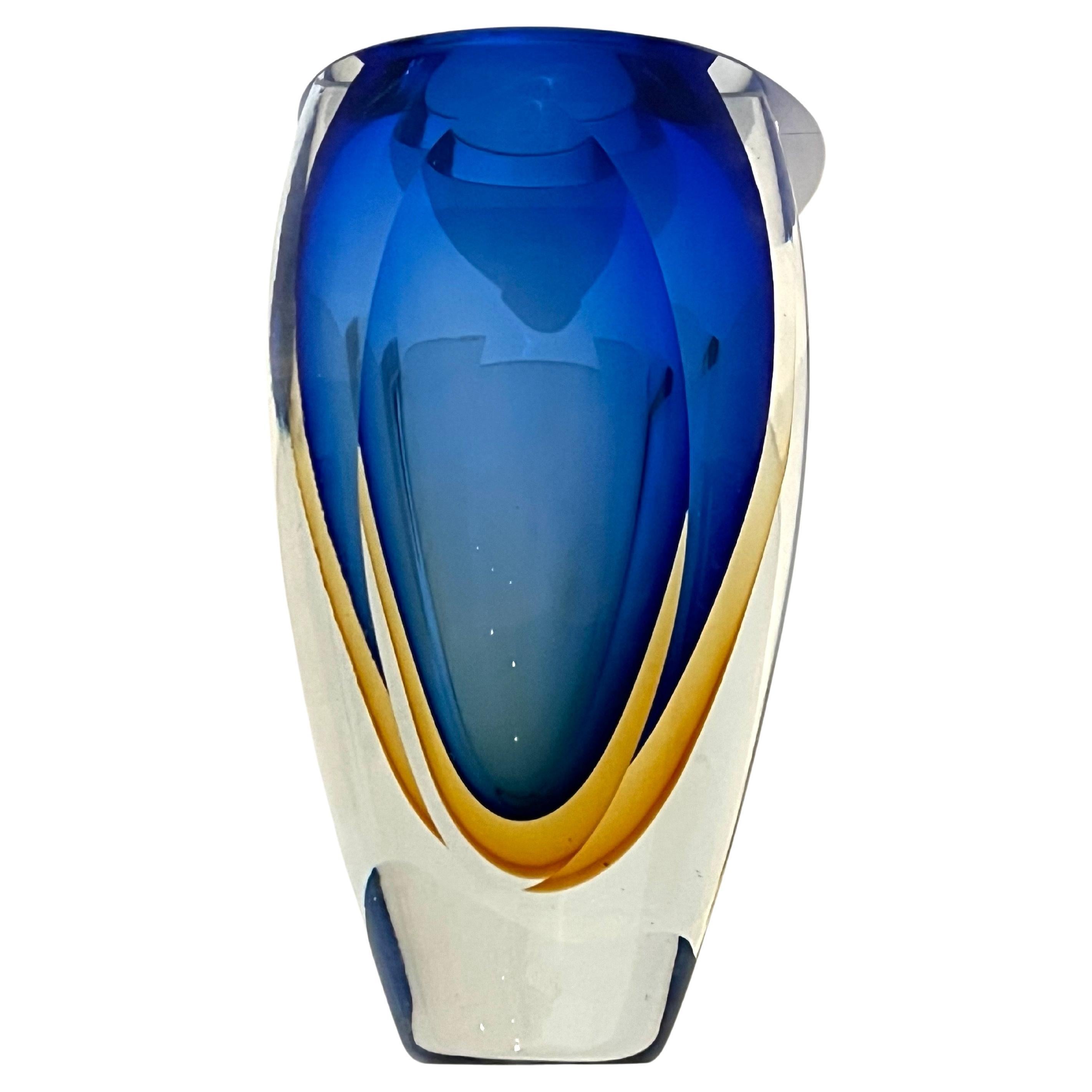 Stupendo vaso Sommerso pesante in blu e ambra di Flavio Poli per Murano. Circa anni '60 Bellissimi colori e condizioni Piccolo graffio leggero sulla parte superiore come mostrato, Venduto da 5th avenue crystal.
