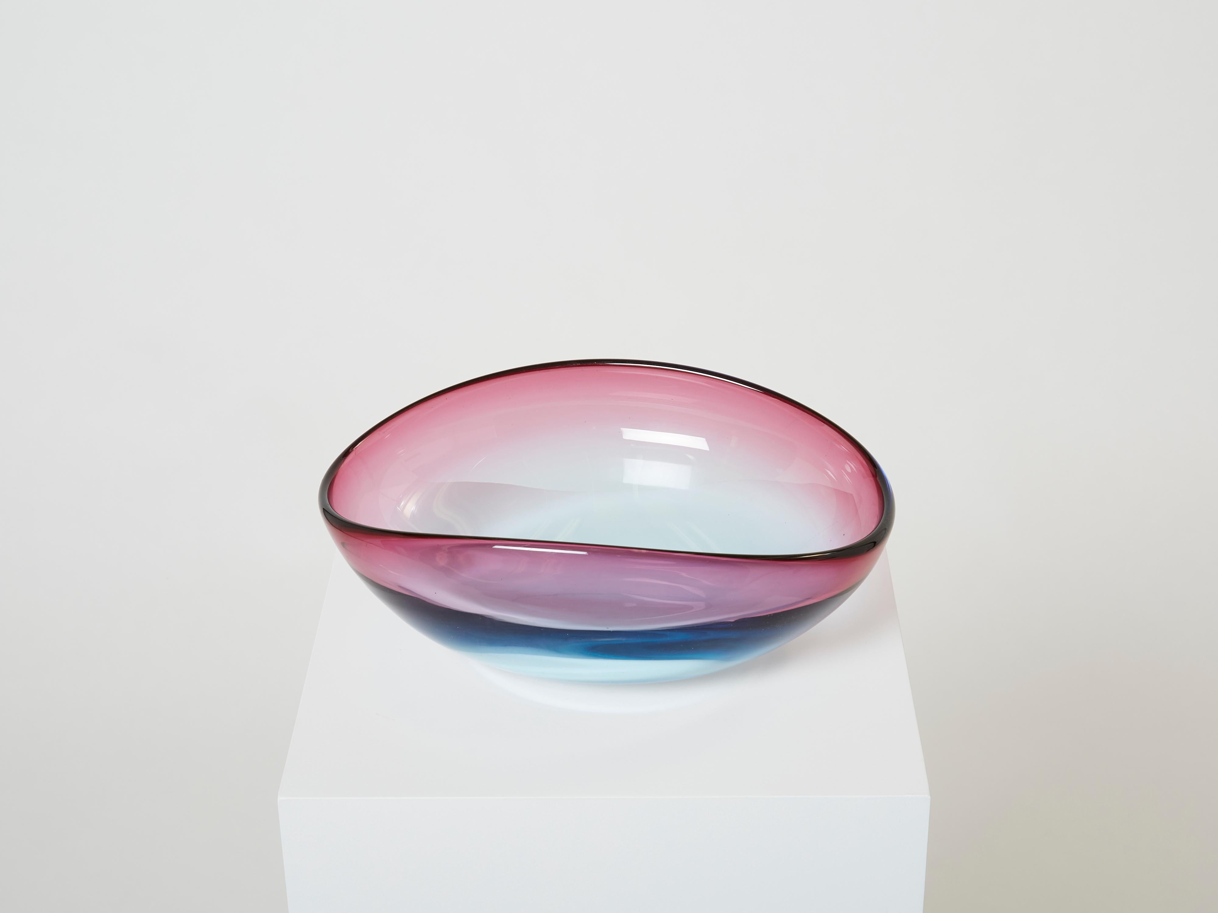 Schöner Schalenaufsatz von Flavio Poli für Seguso Vetri D'Arte aus den 1960er Jahren aus der Kollektion Sommerso. Diese große Schale hat auffällige Sonnenuntergangsfarben, wobei rosa Glas in blaues Glas getaucht ist. Er ist ziemlich groß, oval und