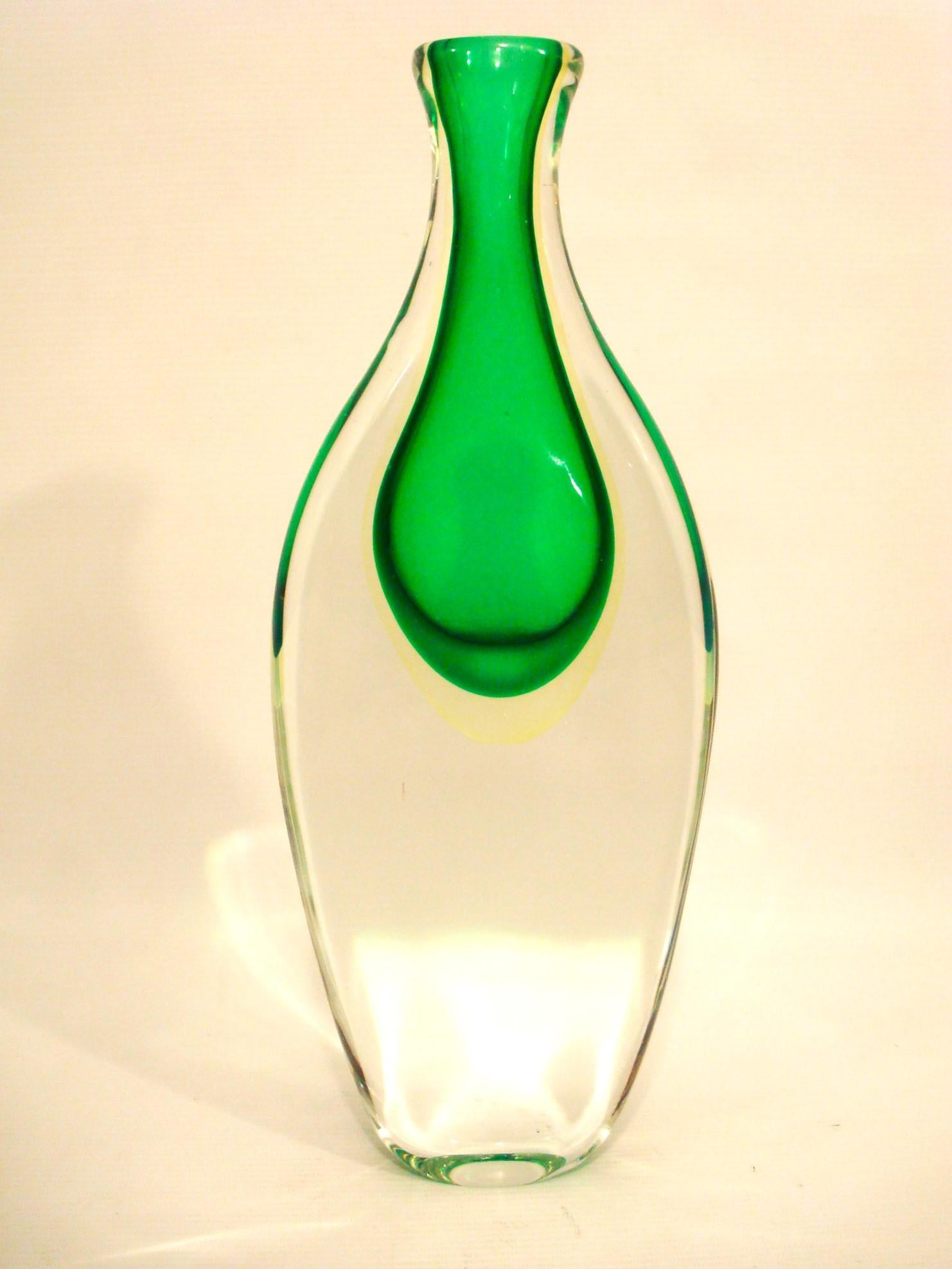 Ecco un meraviglioso vaso in vetro di Murano degli anni 1950/60, realizzato sull'isola di Murano, vicino a Venezia, in Italia. In una straordinaria combinazione di vetro verde racchiuso in vetro trasparente, utilizzando la rinomata tecnica del