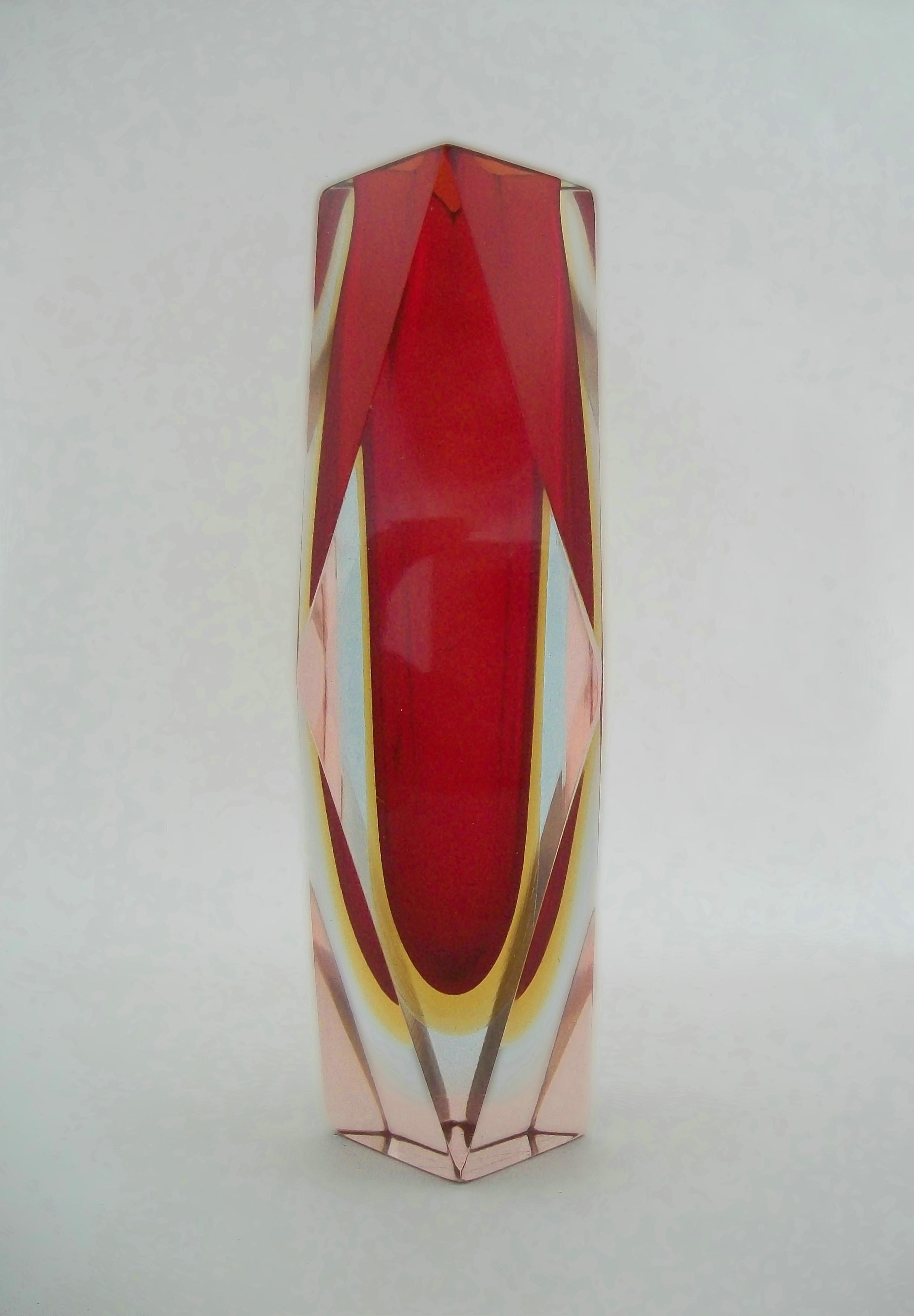 FLAVIO POLI für LUIGI MANDRUZZATO - SOMMERSO (Untergetaucht) - Murano Mid Century Modern Studio Glasvase - facettiert und vierfarbig ummantelt (rot/gelb/klar/rosa) - unsigniert (kein Label) - Italien - ca. 1950er Jahre.

Ausgezeichneter
