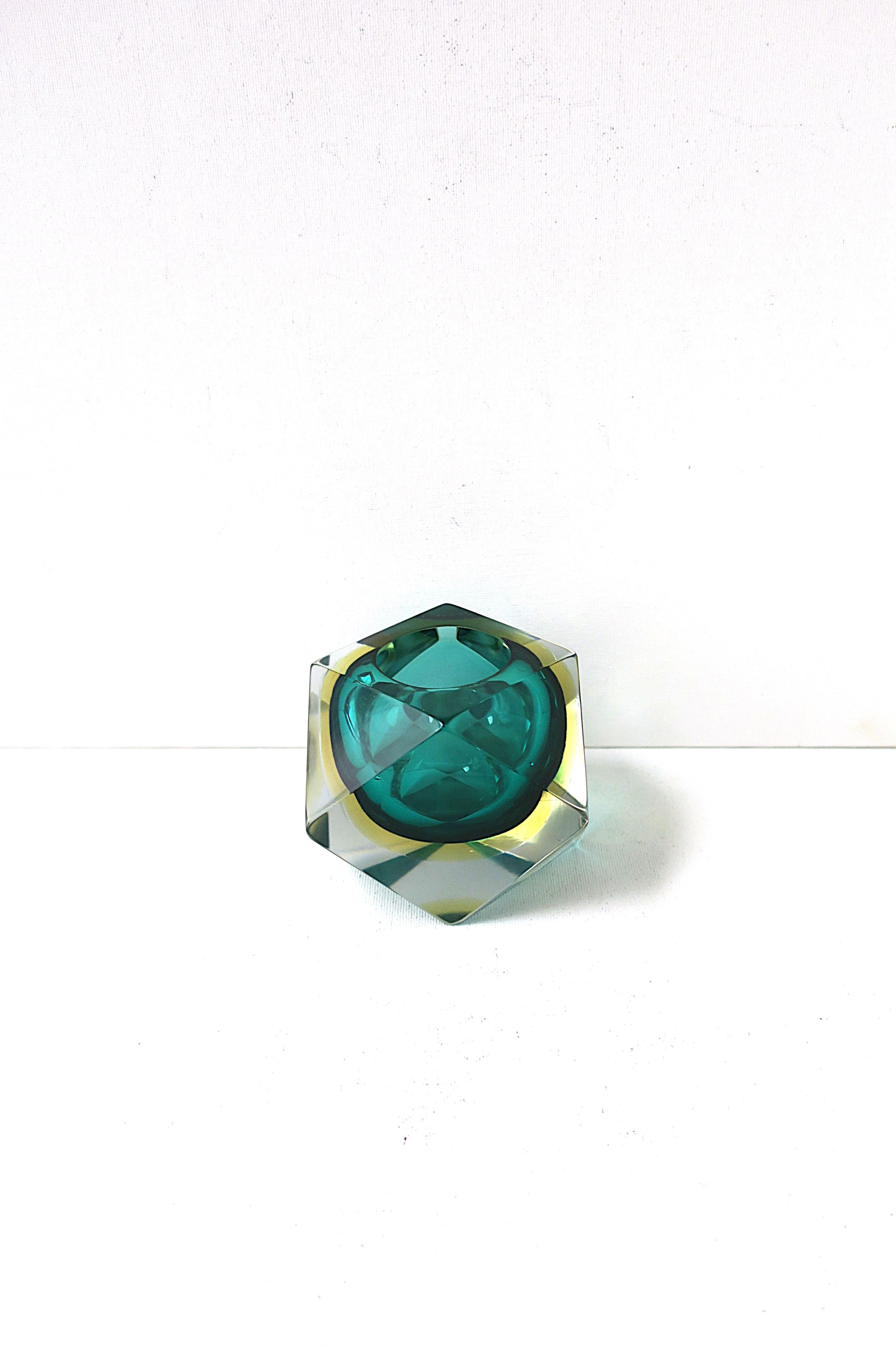 Un bellissimo vaso in vetro artistico italiano di Murano di colore verde smeraldo e giallo, opera di Flavio Poli, per l'azienda vetraria Seguso Vetri d'Arte, periodo del design moderno della metà del secolo scorso, circa metà del XX secolo, anni
