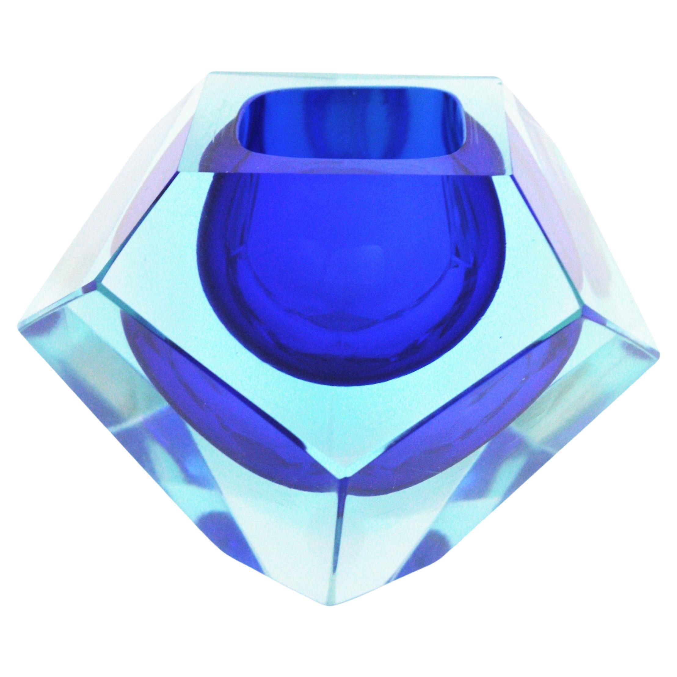 Eye-catching diamond shaped faceted Murano glass bowl in Sommerso cobalt blue and soft blue double cased glass into clear glass, Italy, 1950s.
Attributed to Flavio Poli for Seguso Vetri d'Arte.
Useful as jewerly bowl, candy bowl, vide poche or