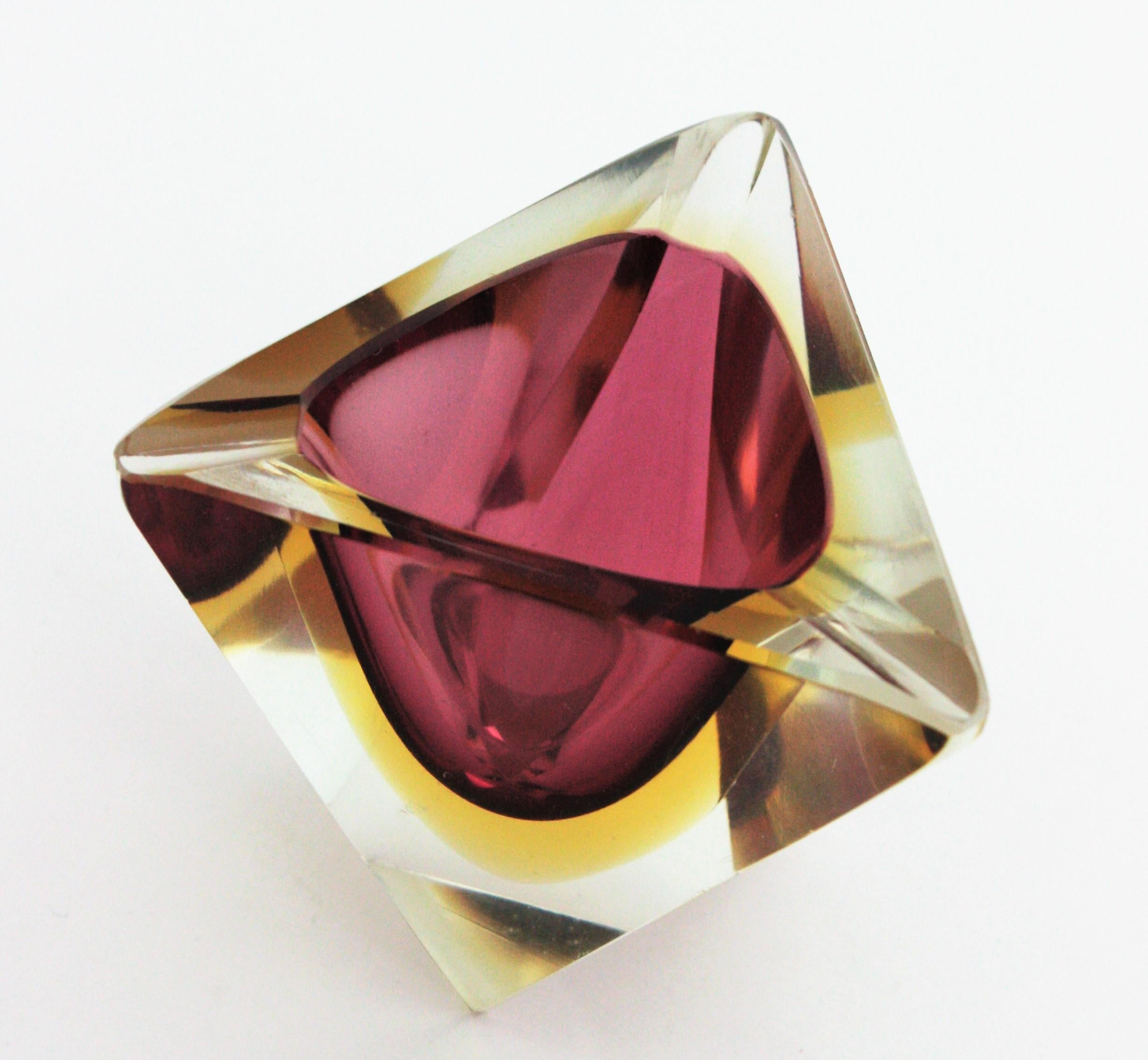 Dreieckiger Aschenbecher aus facettiertem Murano-Glas von Sommerso. Flavio Poli zugeschrieben, Italien, 1950er Jahre.
Lila und gelbes Glas in Klarglas eingefasst.
Er kann auch als kleine Ringe oder Schmuckschale verwendet werden.
Maße: 9 cm B x 8