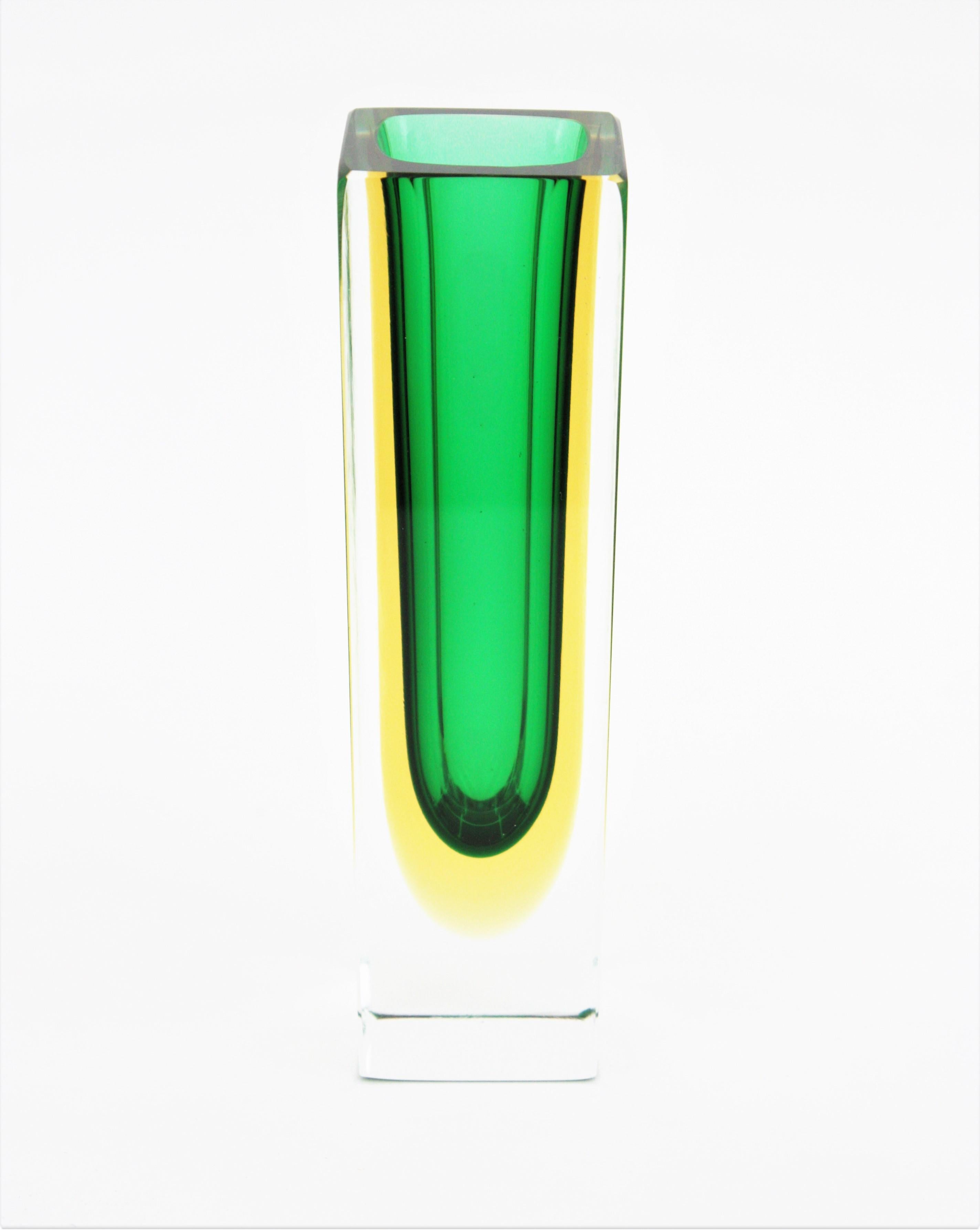 Auffällige, facettierte Vase aus grünem und gelbem Sommerso-Kunstglas. Wird Flavio Poli für Seguso zugeschrieben. Italien, 1960er Jahre.
Grünes Glas mit einer Schicht aus gelbem Glas, das mit der Sommerso-Technik in klares Glas getaucht