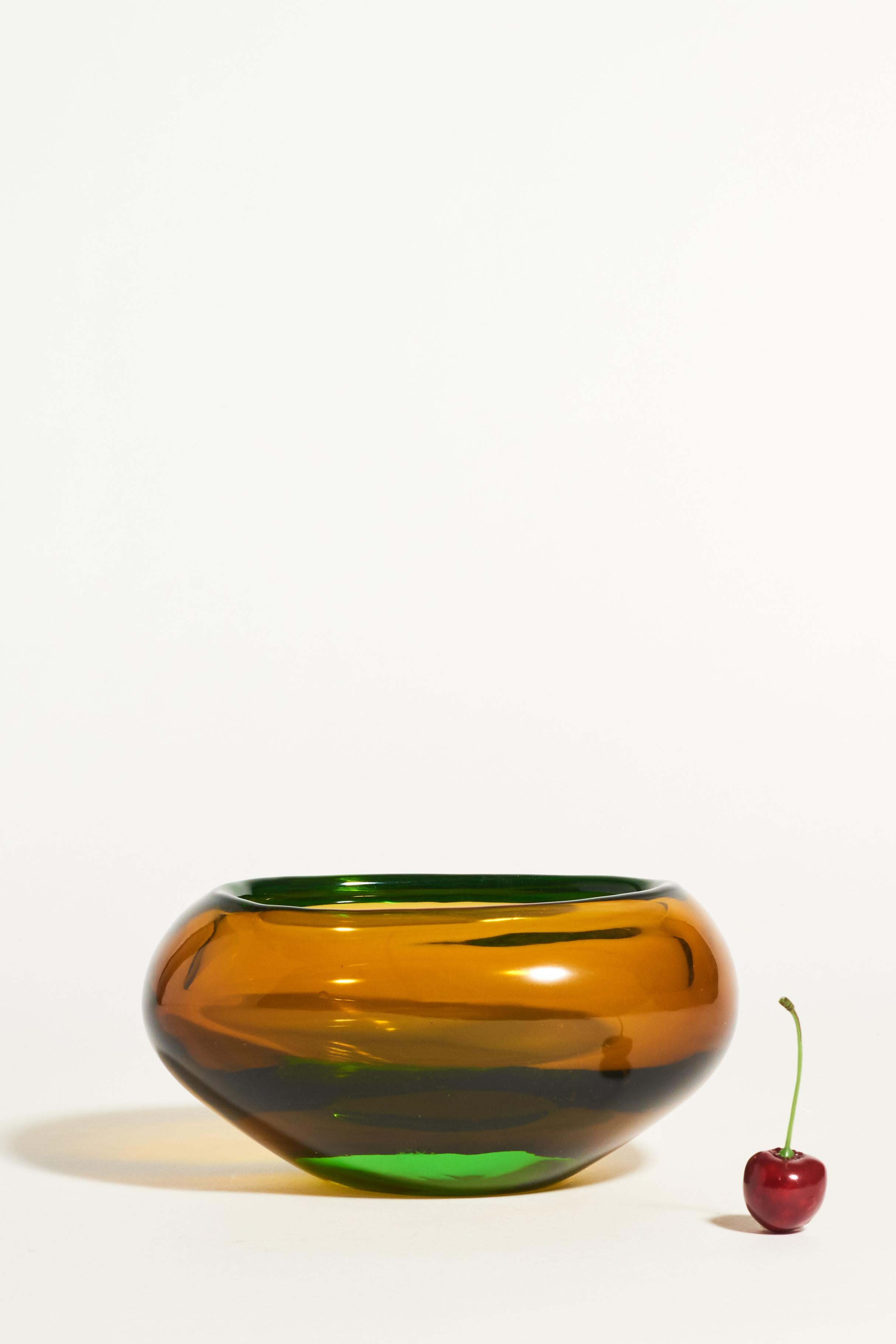 Klassische, schlichte Muranoglasschale des italienischen Künstlers Flavio Poli in dunklem und goldenem Bernstein mit smaragdgrünen Reflexen.



   
