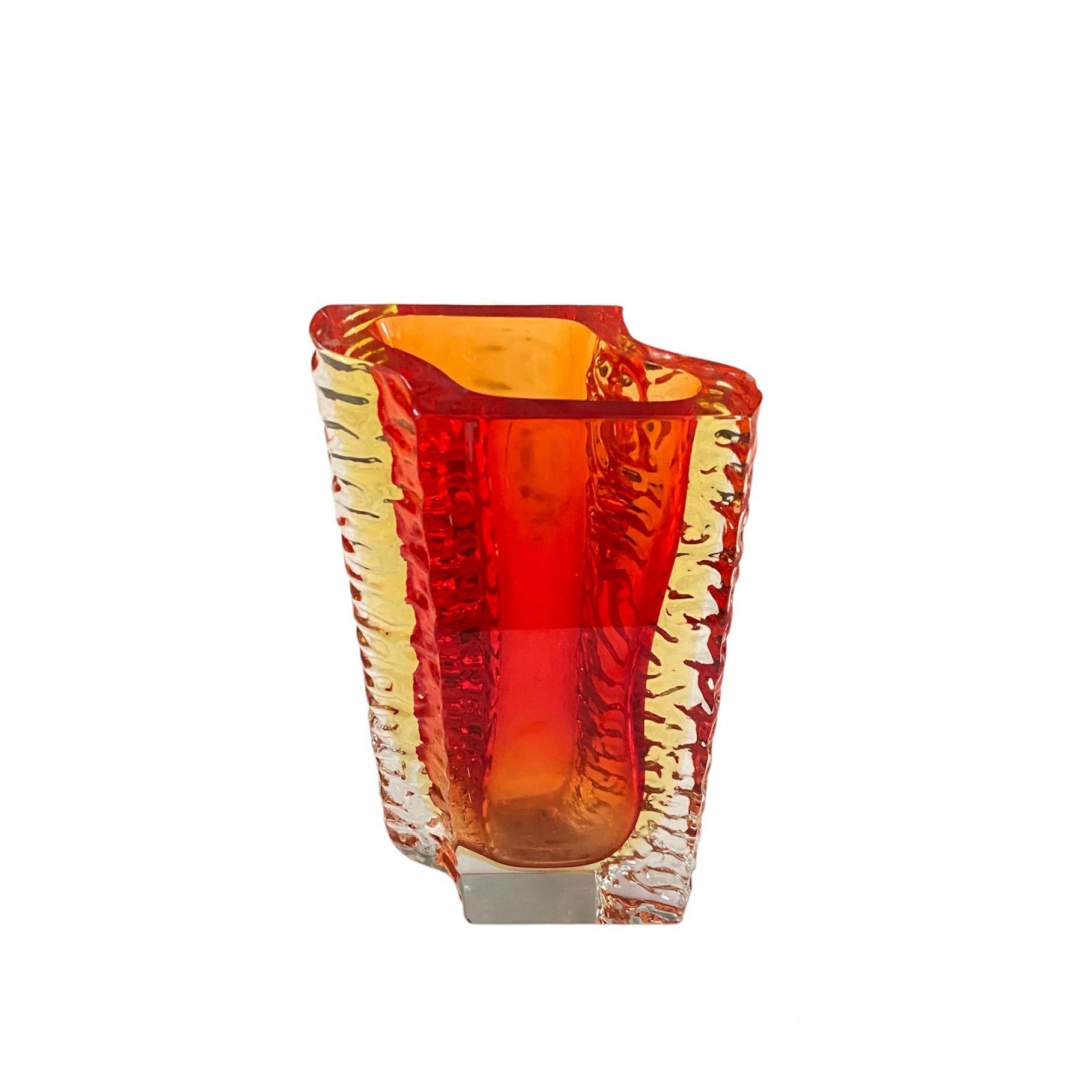 Flavio Poli Murano Glasvase für Poliarte, Italien 1970
 
Wunderschöne rote Vase aus Murano-Glas, entworfen von Flavio Poli für Poliarte.
Die Vase ist in sehr gutem Zustand, nur eine kleine Absplitterung am oberen Rand. 
Leichte Altersspuren.
