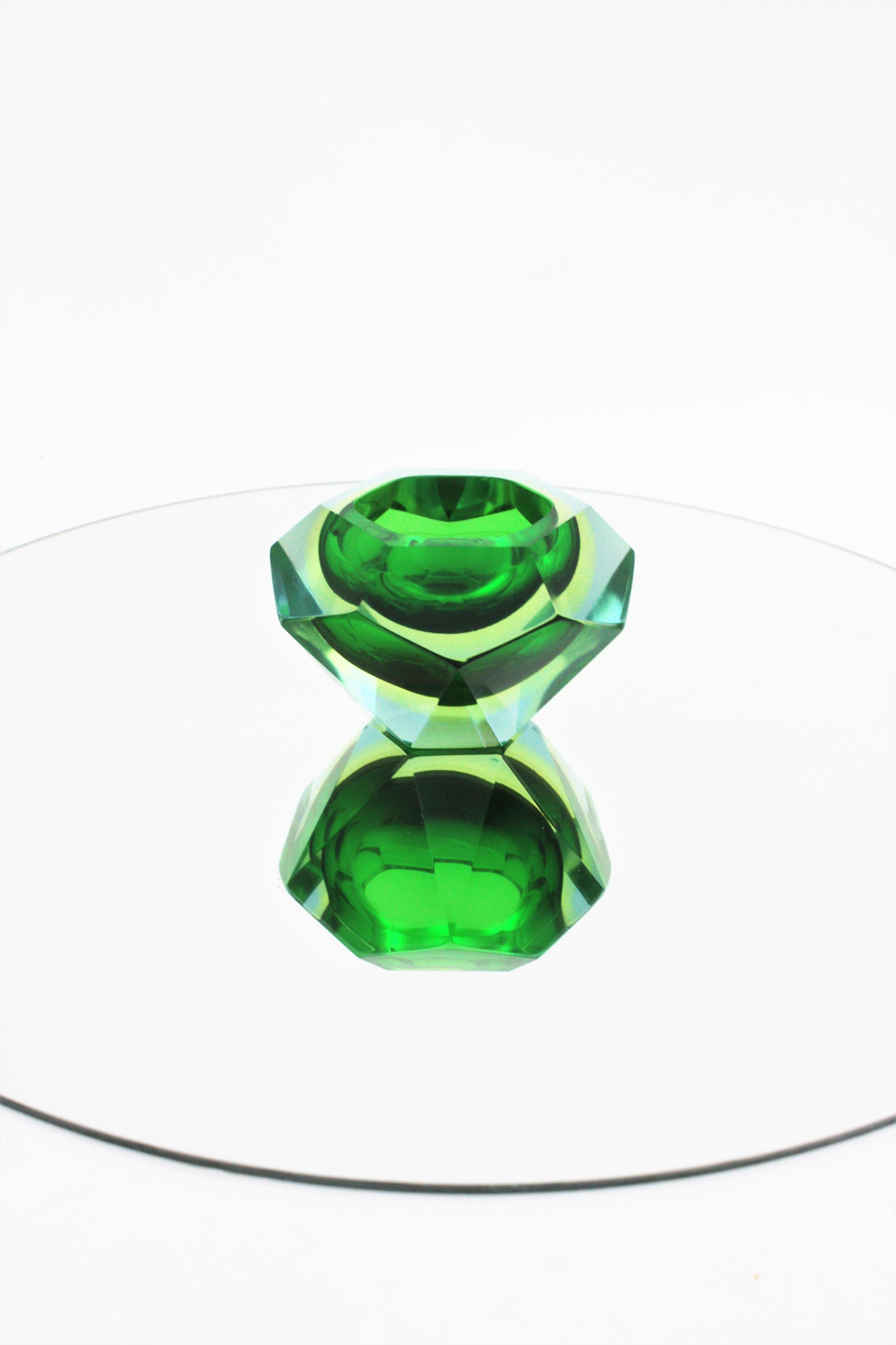italien Flavio Poli Murano Green Yellow Sommerso Faceted Art Glass Bowl (bol en verre d'art à facettes) en vente